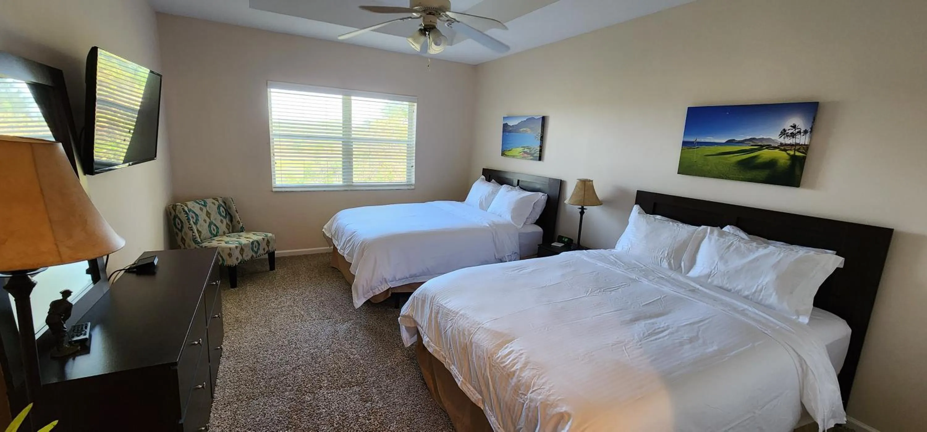 Photo of the whole room, Bed in Right Direction Rentals