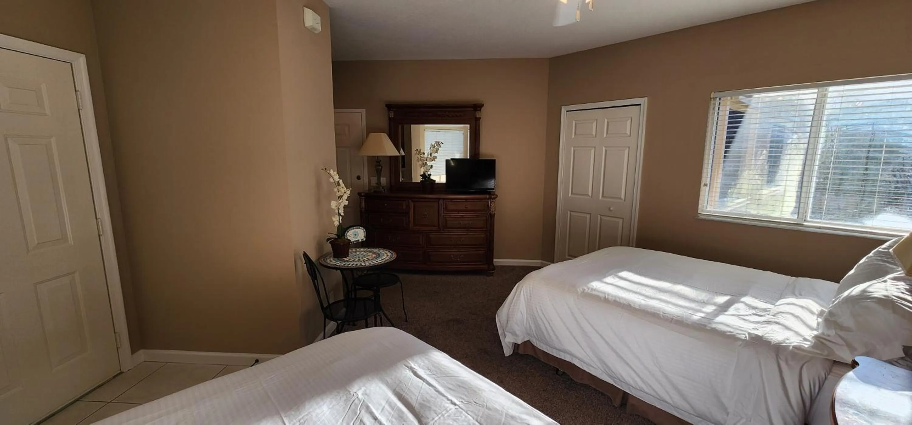 Photo of the whole room, Bed in Right Direction Rentals