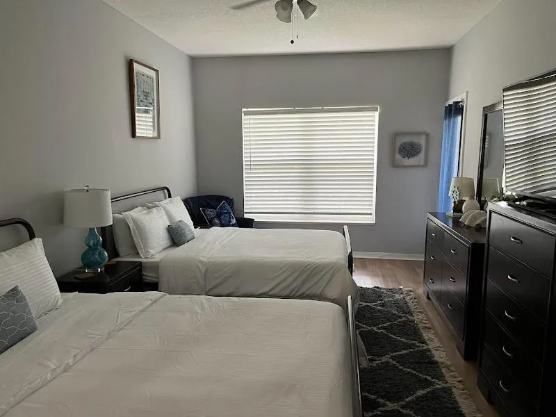 Photo of the whole room, Bed in Right Direction Rentals