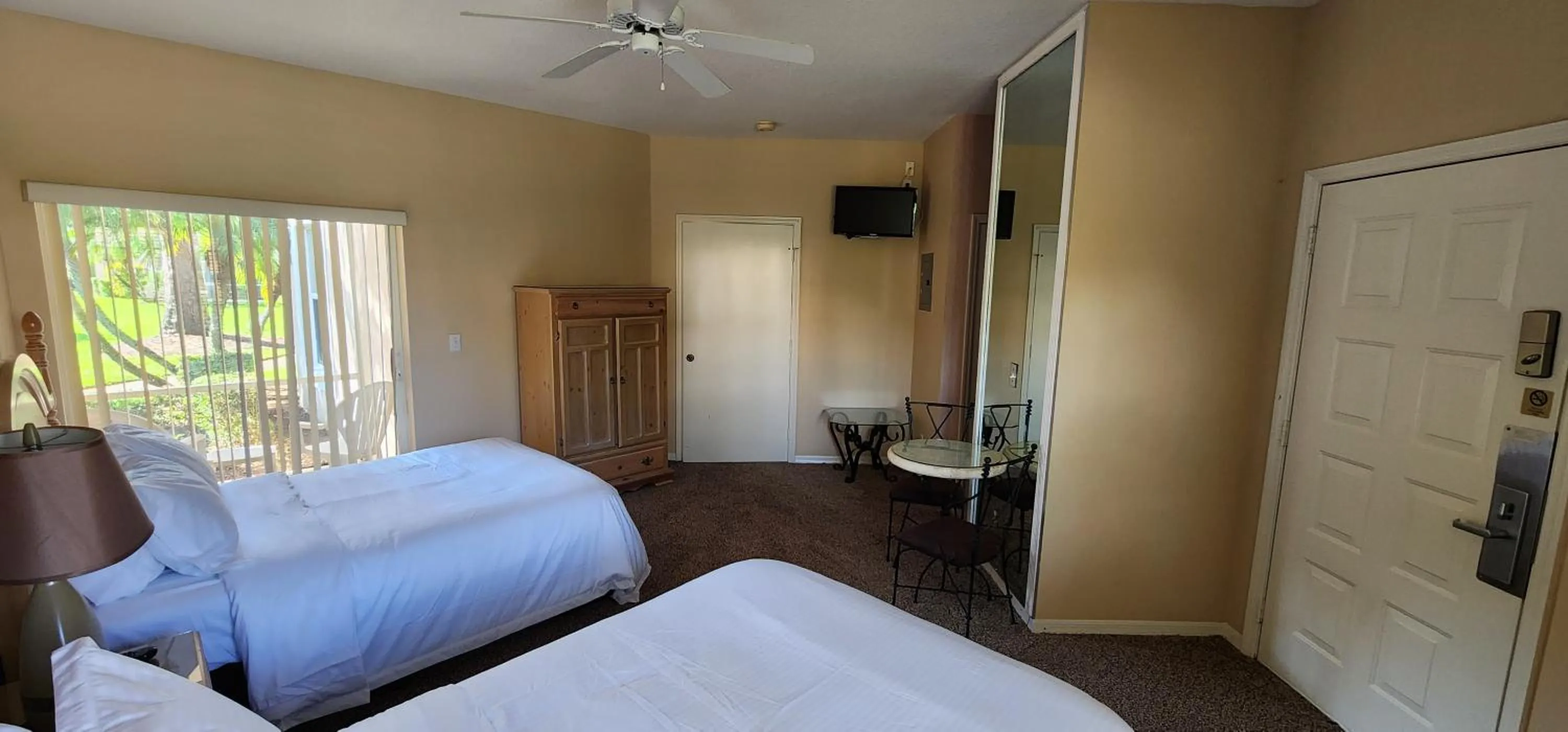 Photo of the whole room, Bed in Right Direction Rentals
