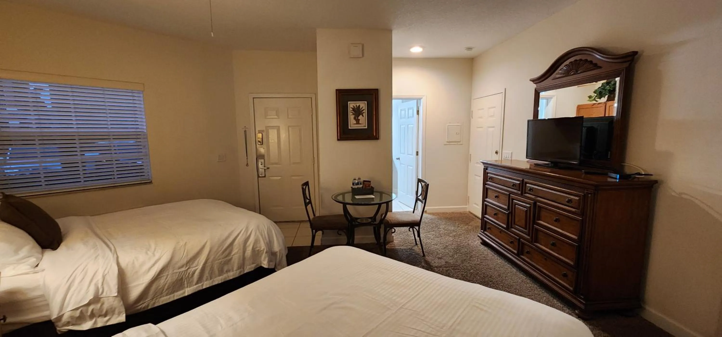 Photo of the whole room, Bed in Right Direction Rentals