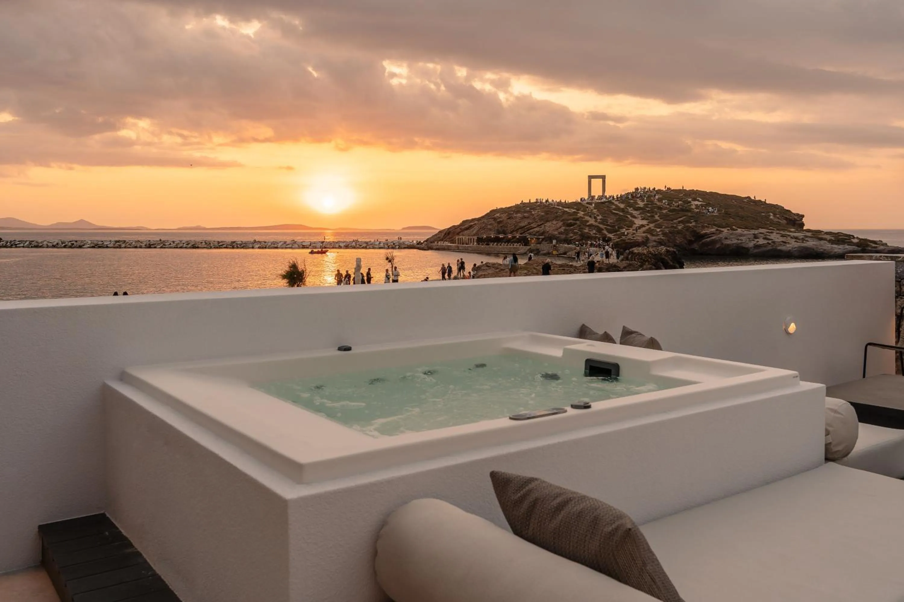 Hot Tub in Naxos Rhyton