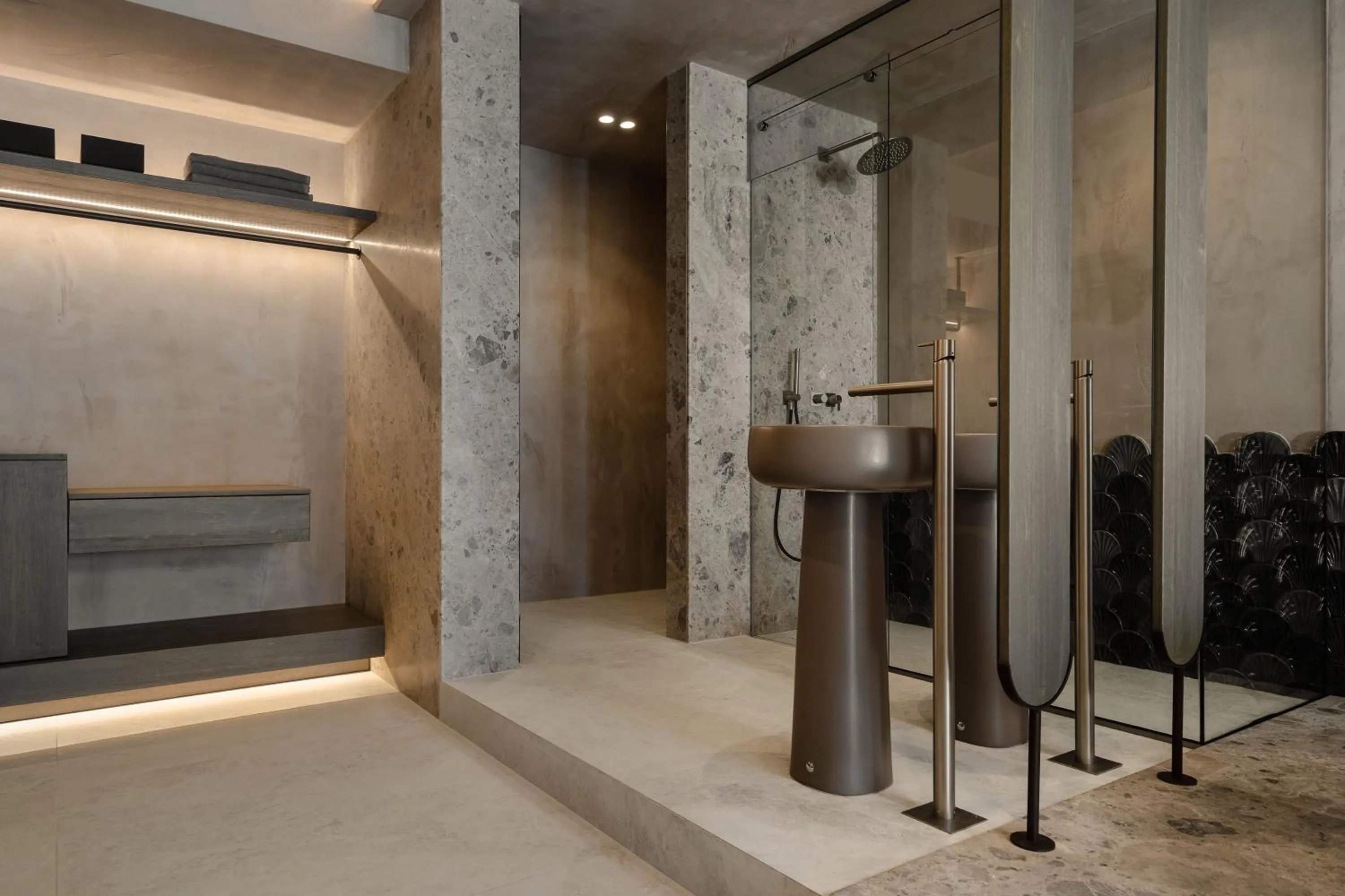 Bathroom in Naxos Rhyton