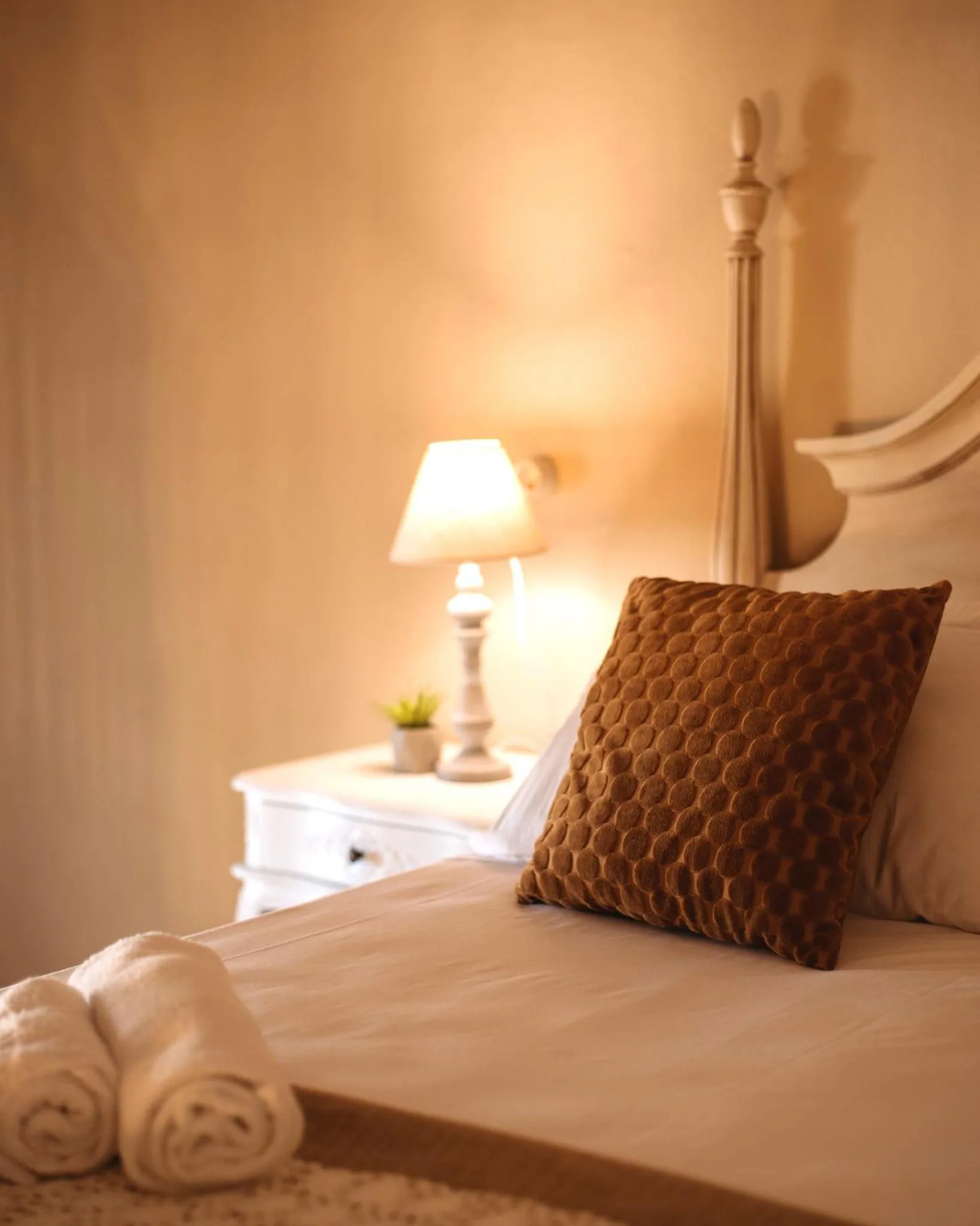 Decorative detail, Bed in Hotel Oviv - La dimora del Borgo