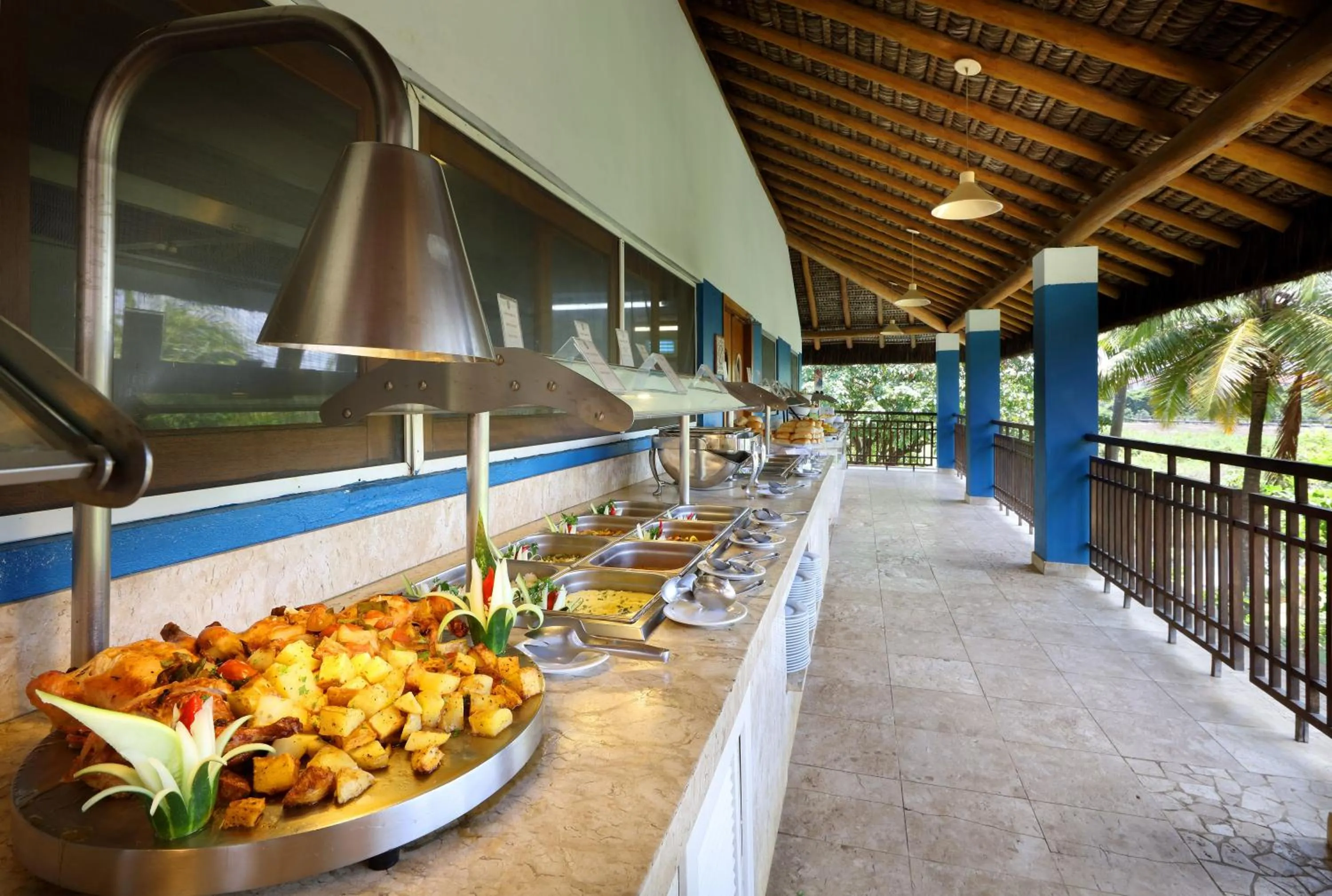 Food and drinks in The Signature Level at Grand Palladium Imbassaí Resort & Spa