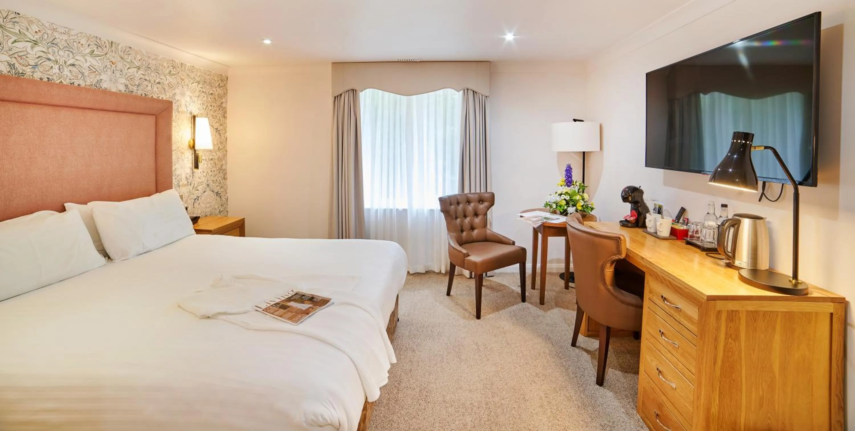 Photo of the whole room, Bed in Milford Hall Salisbury