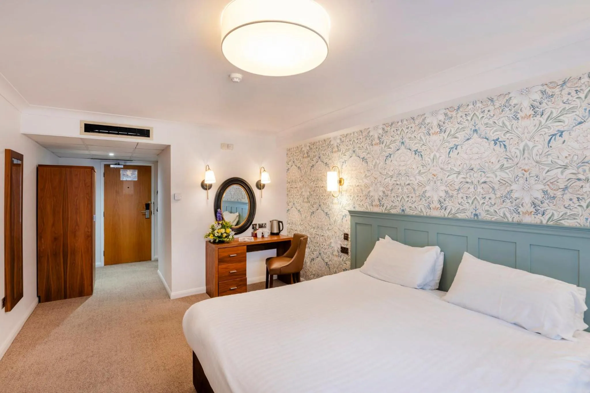 Photo of the whole room, Bed in Milford Hall Salisbury