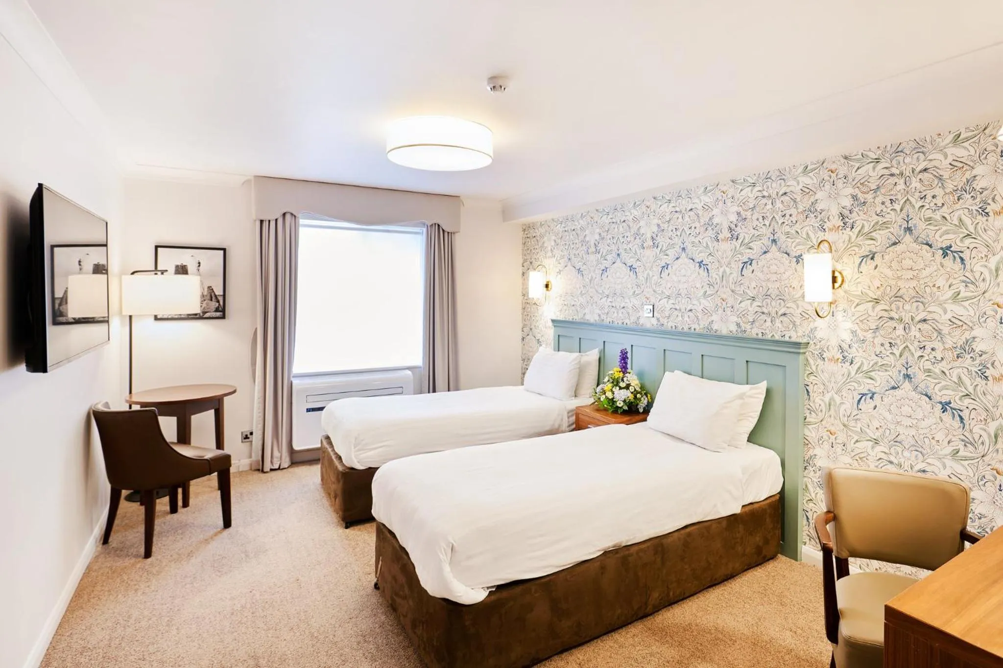 Photo of the whole room, Bed in Milford Hall Salisbury