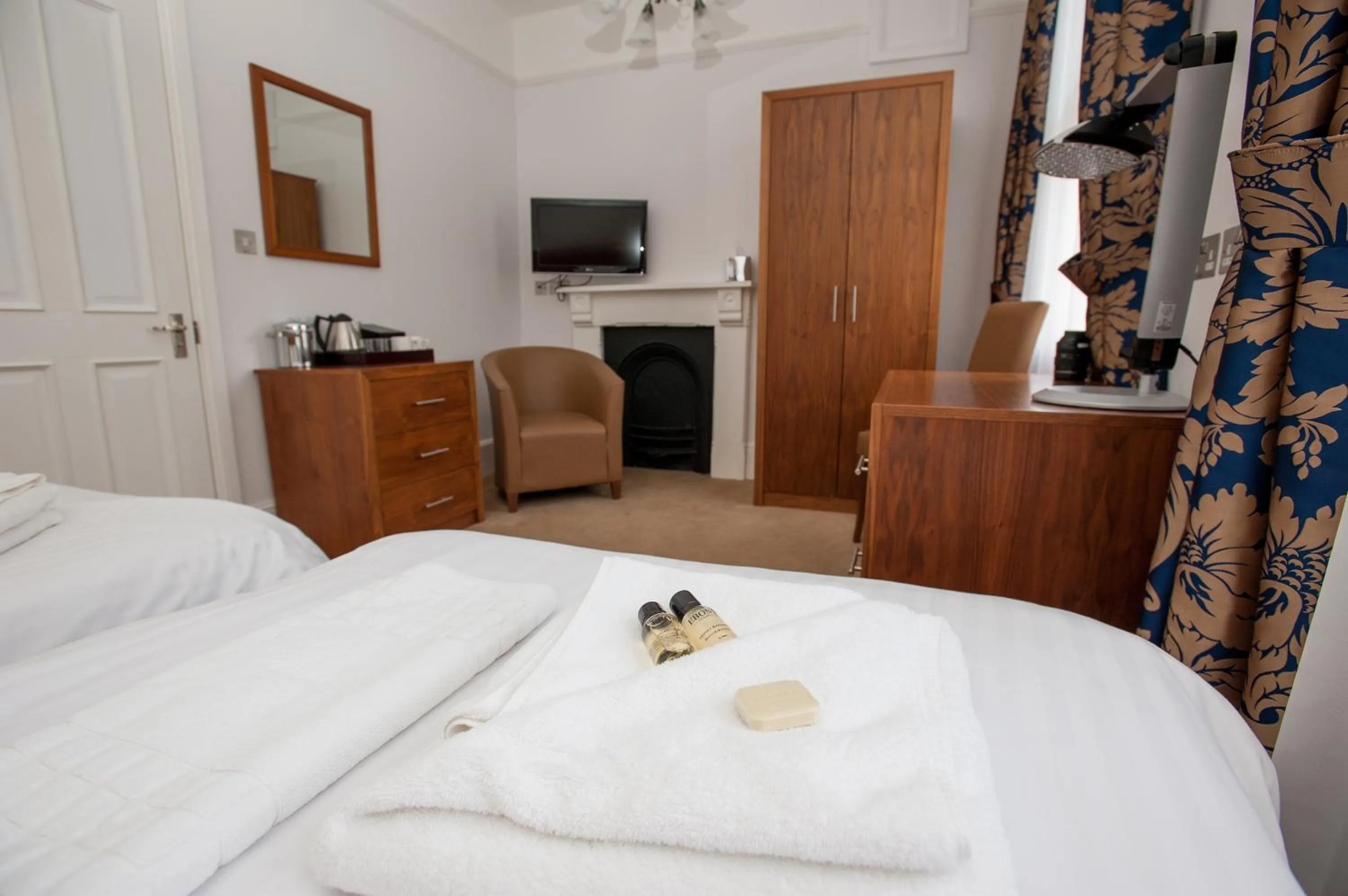 Photo of the whole room, Bed in Rewley House University of Oxford