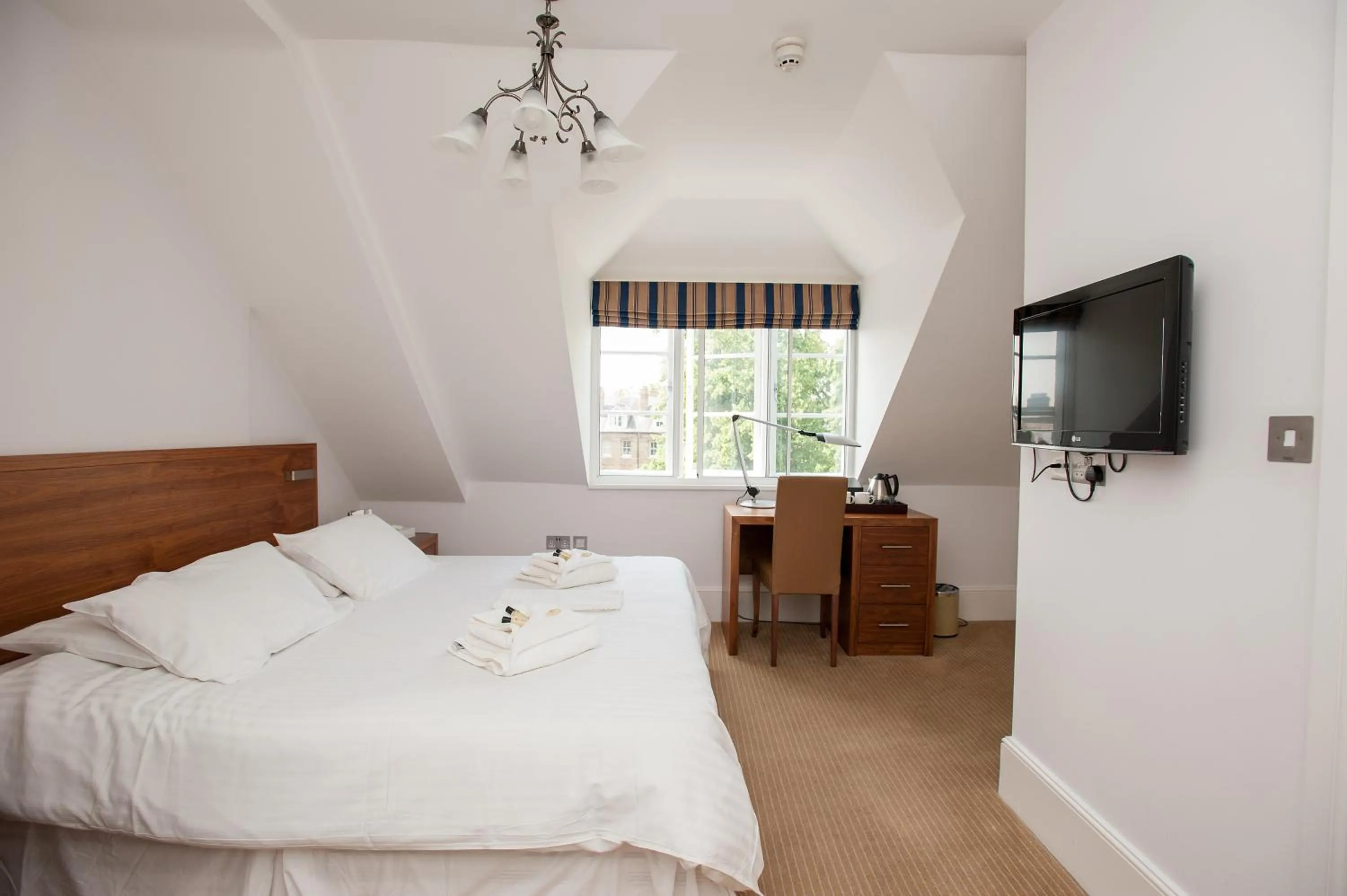 Seating area, Bed in Rewley House University of Oxford