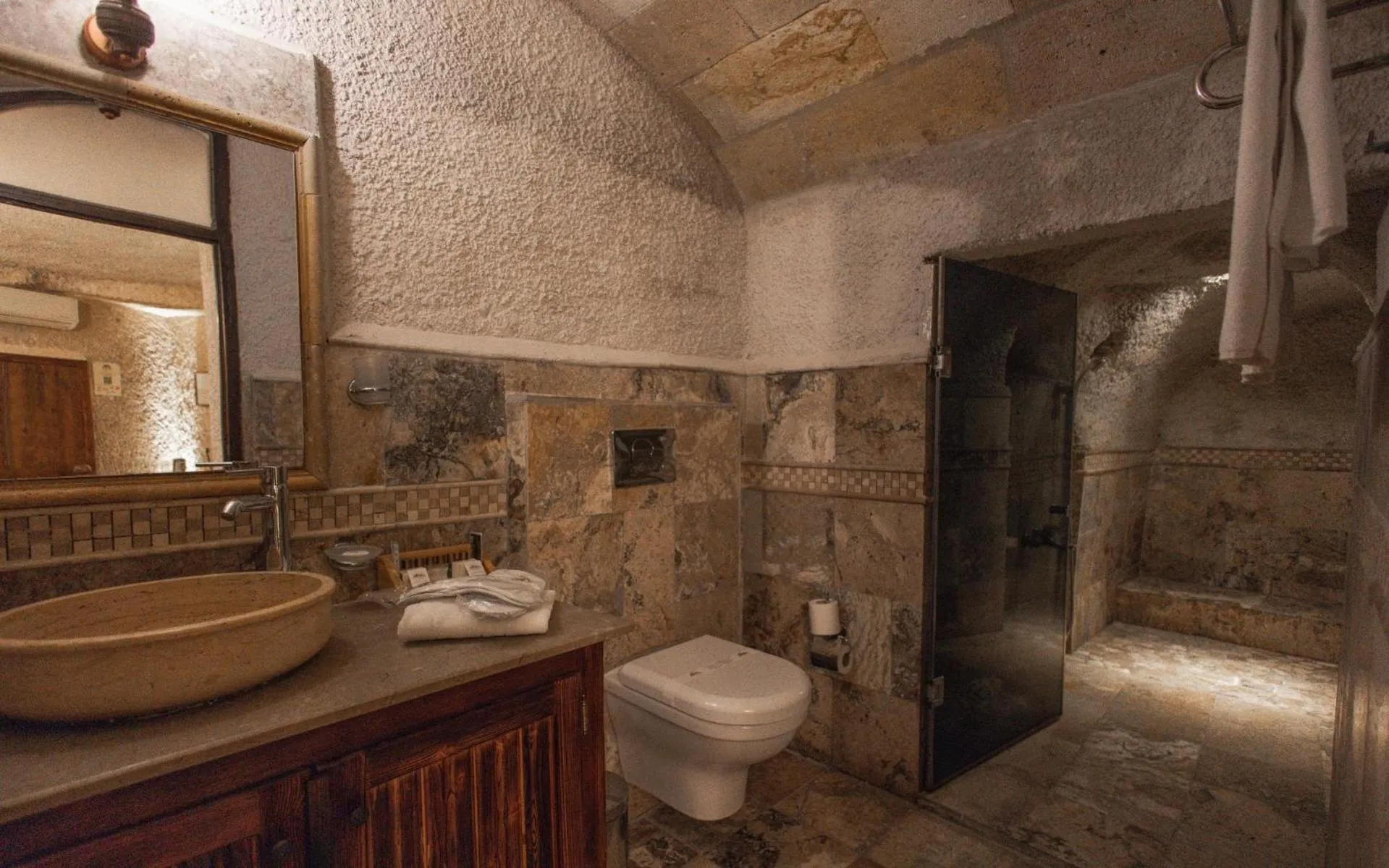 Shower in Maccan Cave Hotel