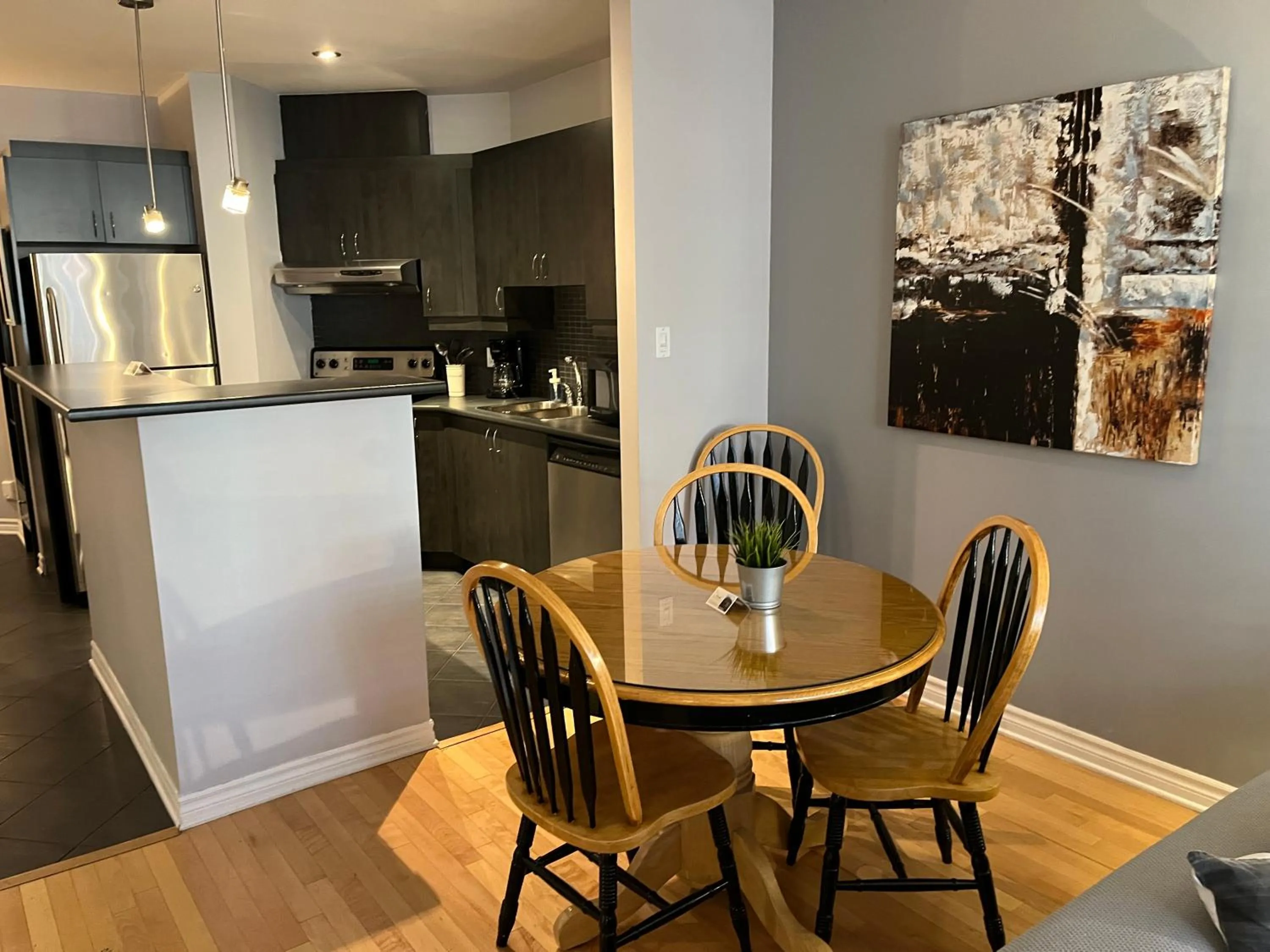 Dining area in ApartHotelMontreal by Les Terrasses Saint Urbain 2225I2