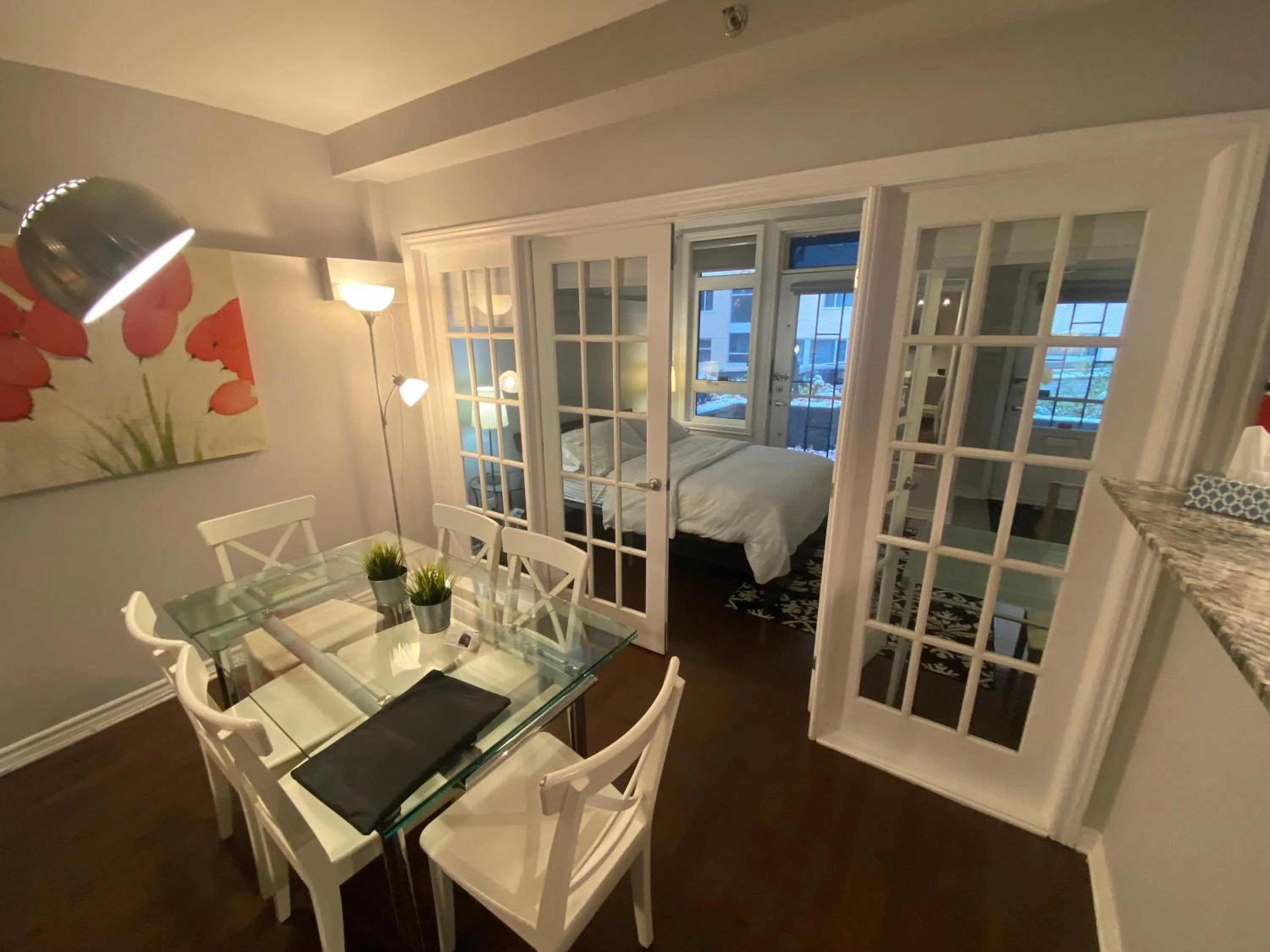 Dining area in ApartHotelMontreal by Les Terrasses Saint Urbain 2225I2