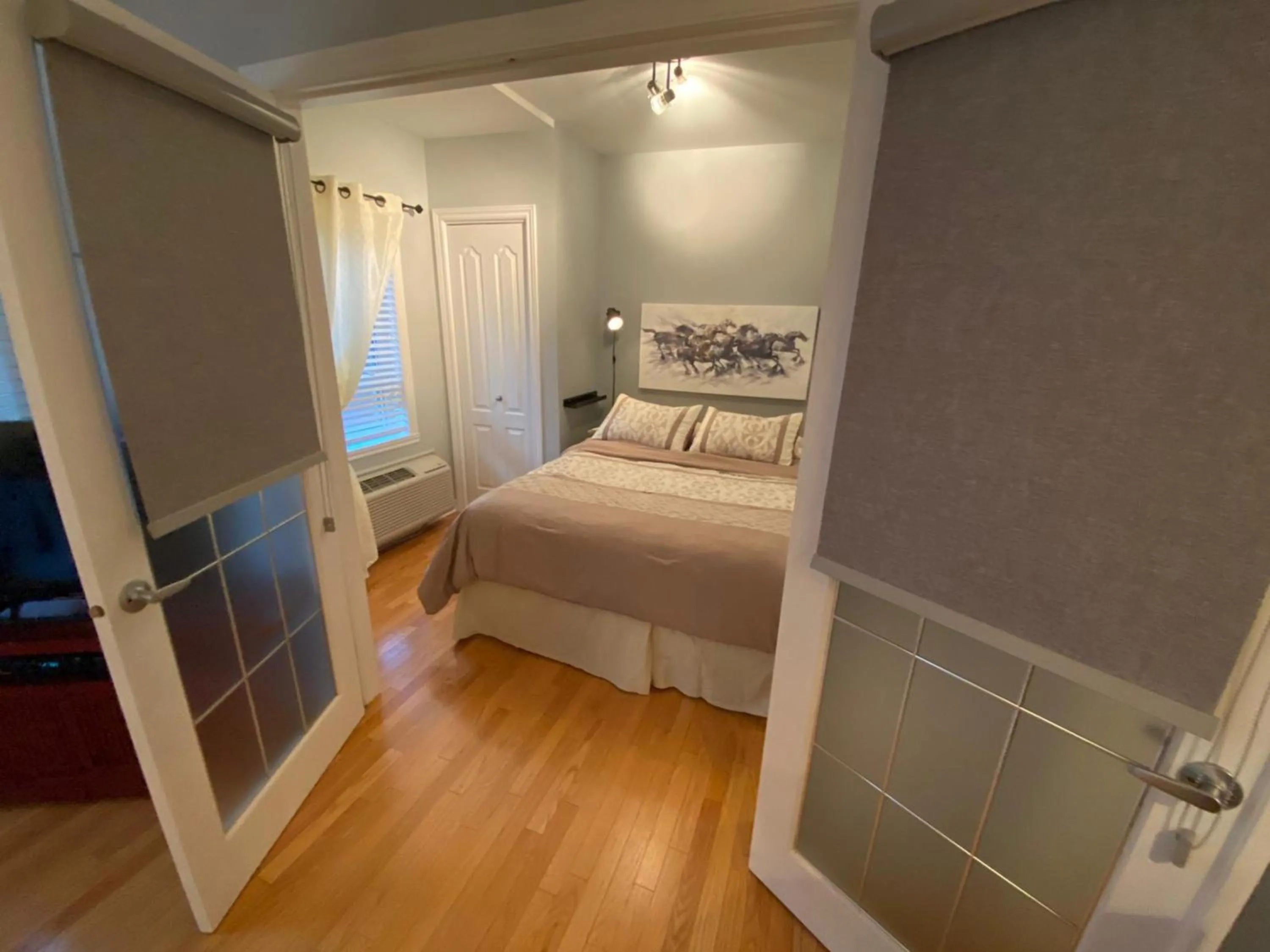 Bedroom, Bed in ApartHotelMontreal by Les Terrasses Saint Urbain 2225I2