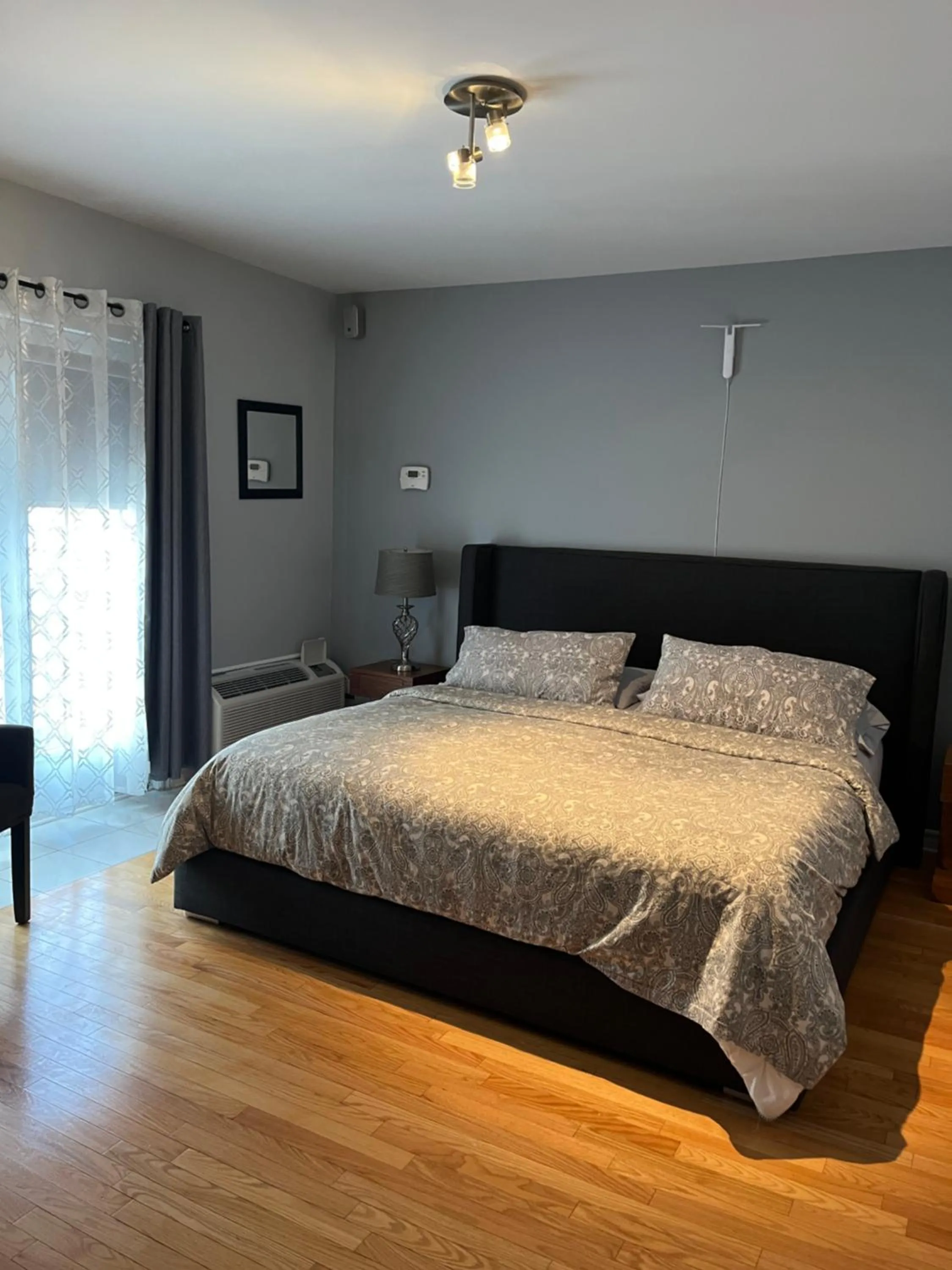 Bed in ApartHotelMontreal by Les Terrasses Saint Urbain 2225I2