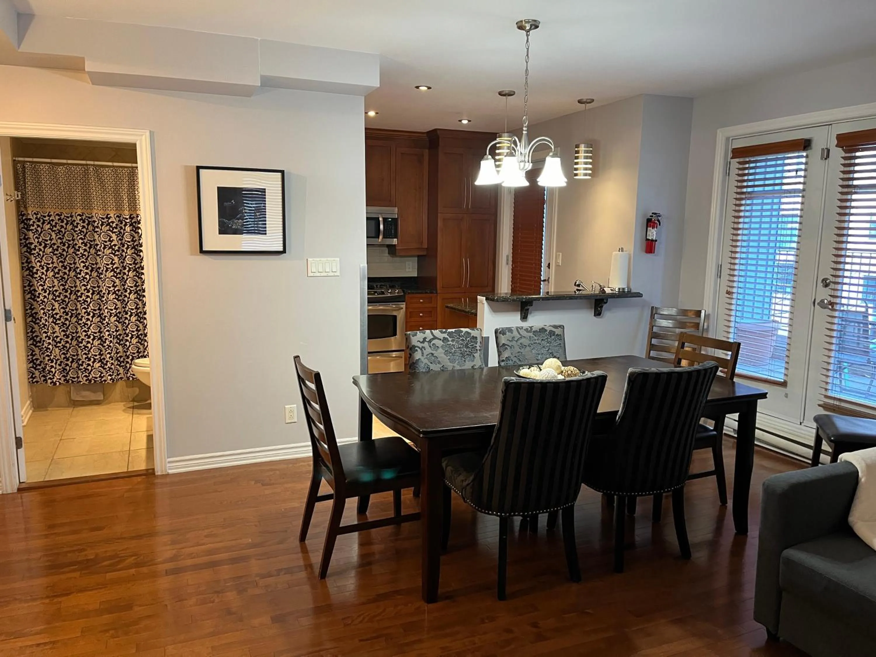 Dining area in ApartHotelMontreal by Les Terrasses Saint Urbain 2225I2