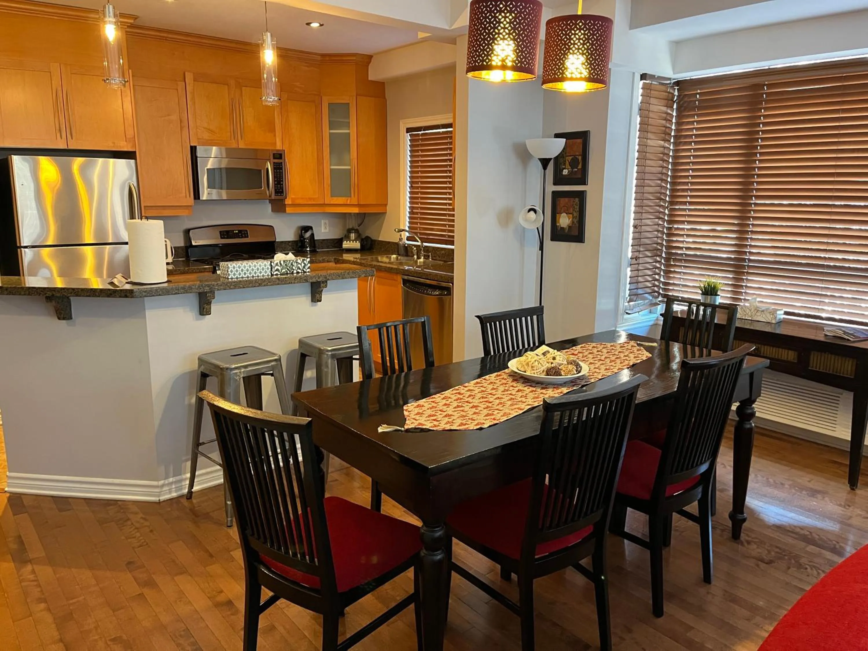 Dining area in ApartHotelMontreal by Les Terrasses Saint Urbain 2225I2
