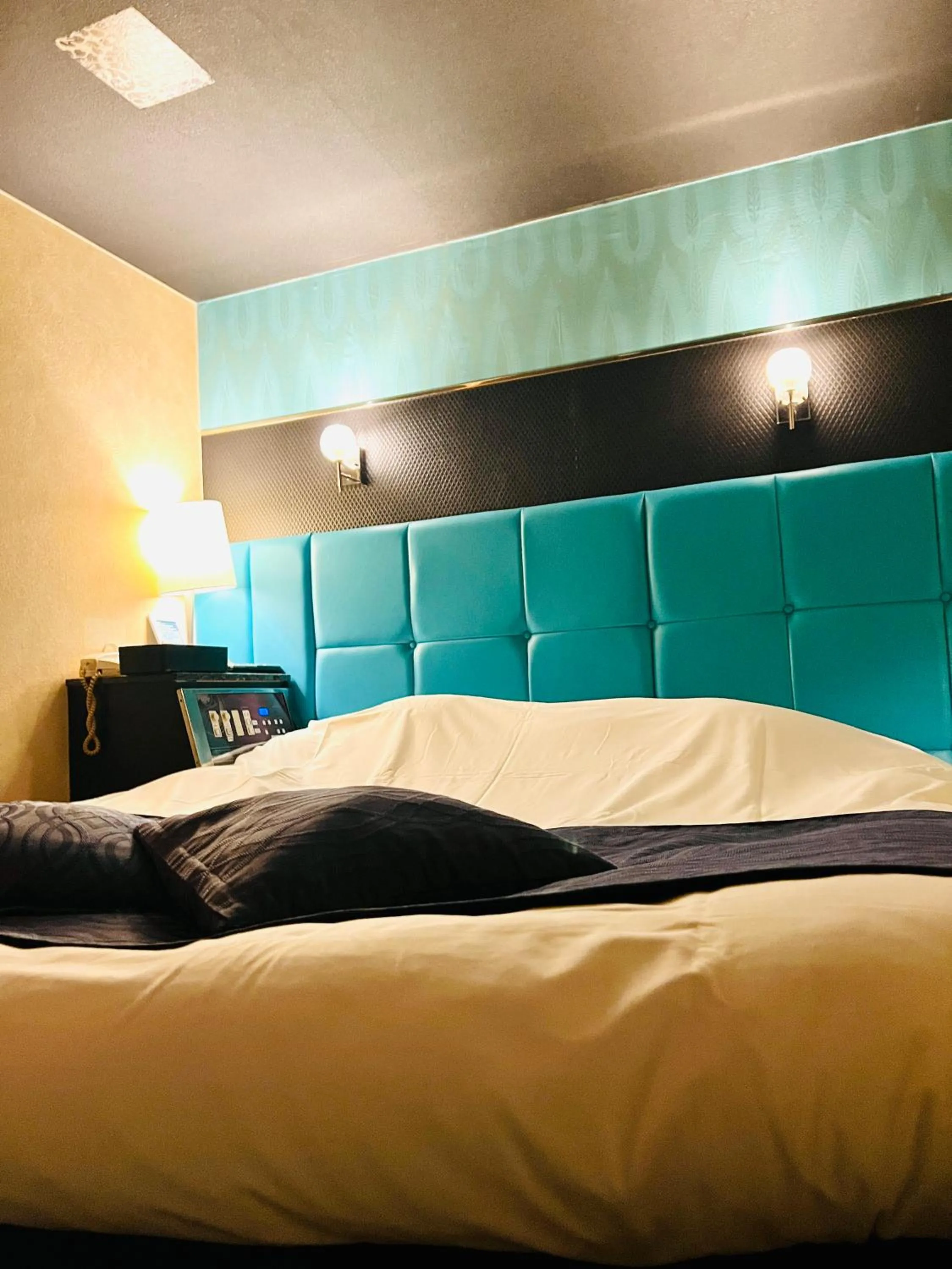 Bed in ホテル CROWN MOTEL