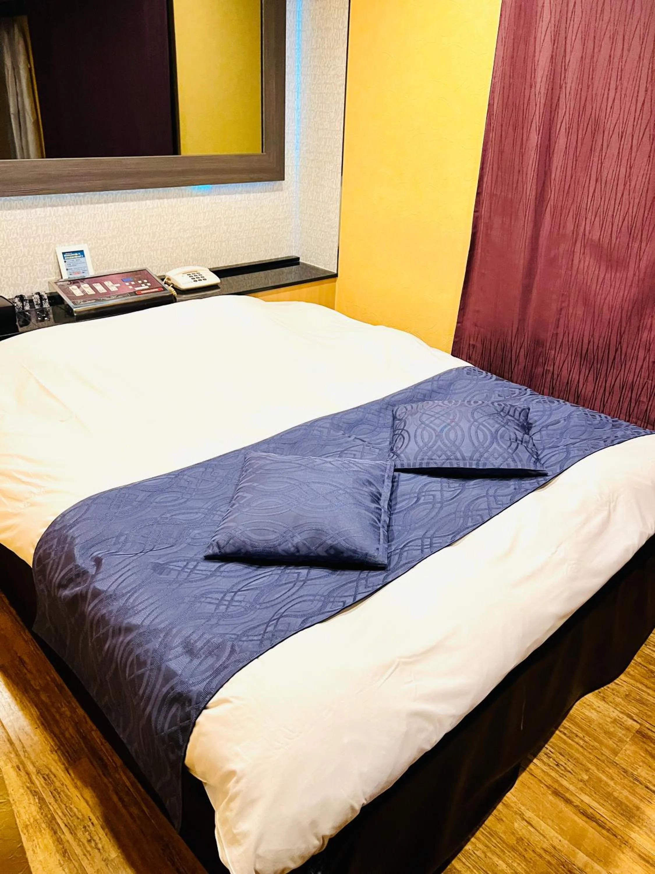 Bed in ホテル CROWN MOTEL