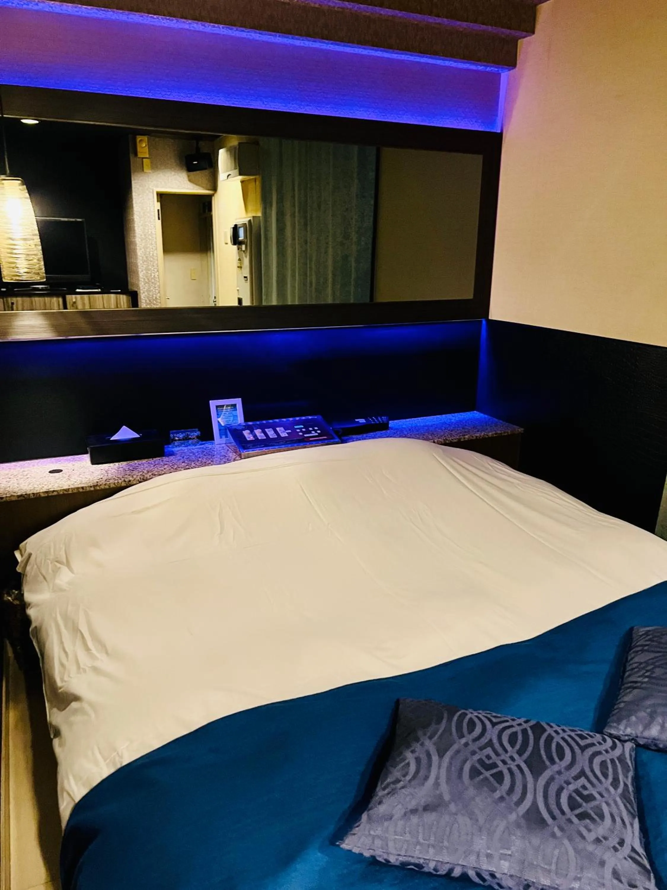 Bed in ホテル CROWN MOTEL