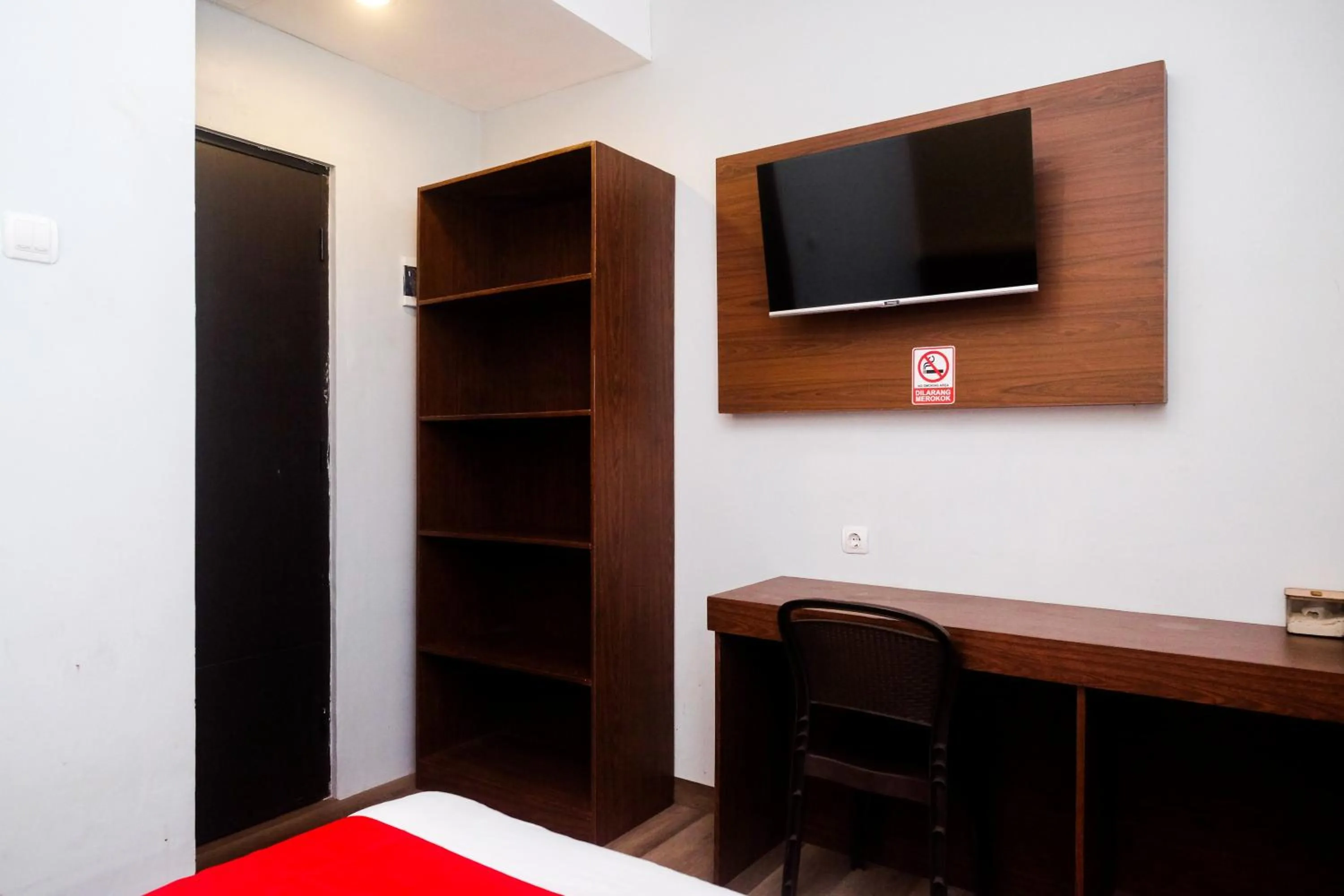 Bedroom, Bed in RedDoorz near Tentrem Mall Semarang