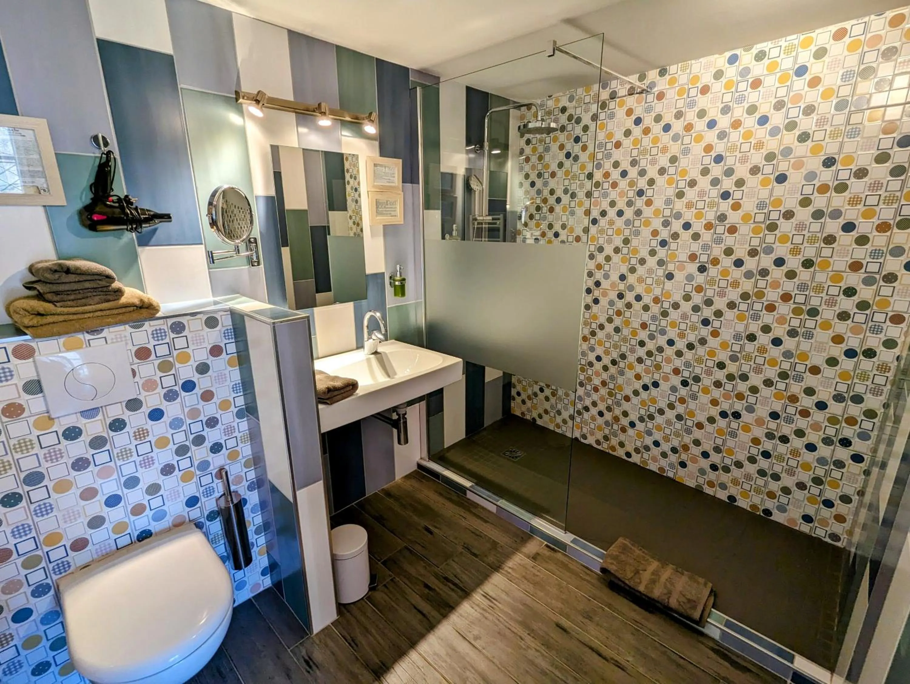 Shower in Hôtel Le Quatorze