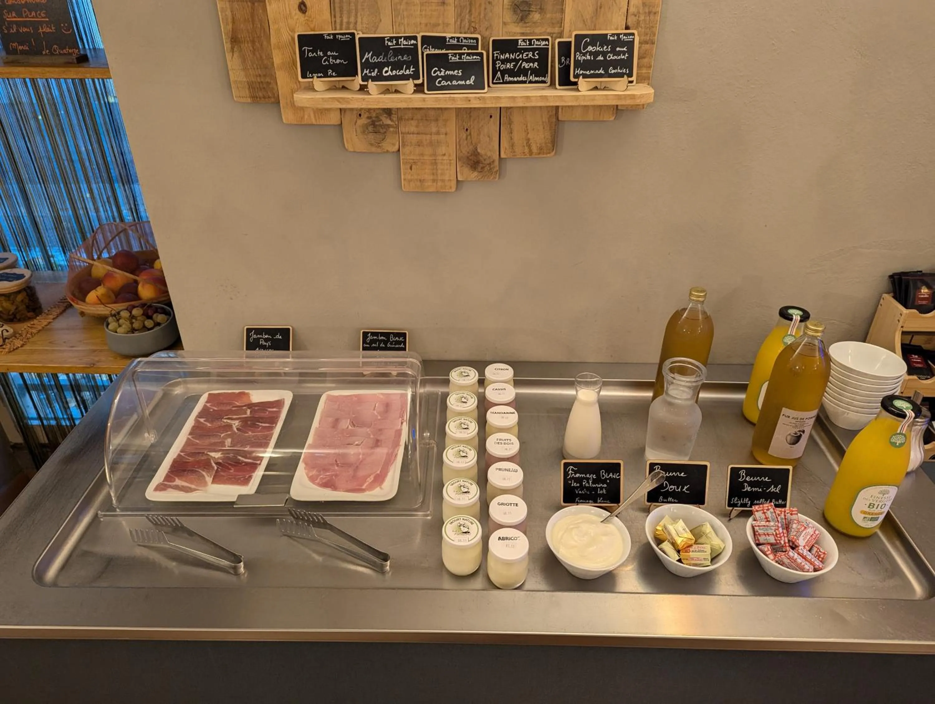 Breakfast in Hôtel Le Quatorze