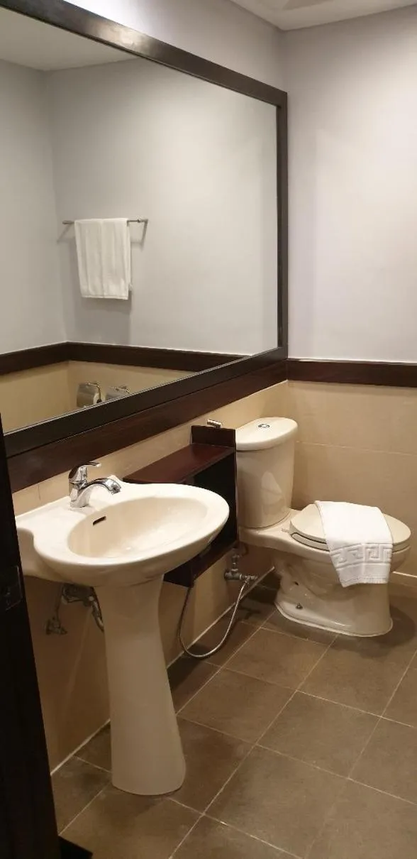 Toilet in Baguio Forest Lodge at Camp John Hay 002