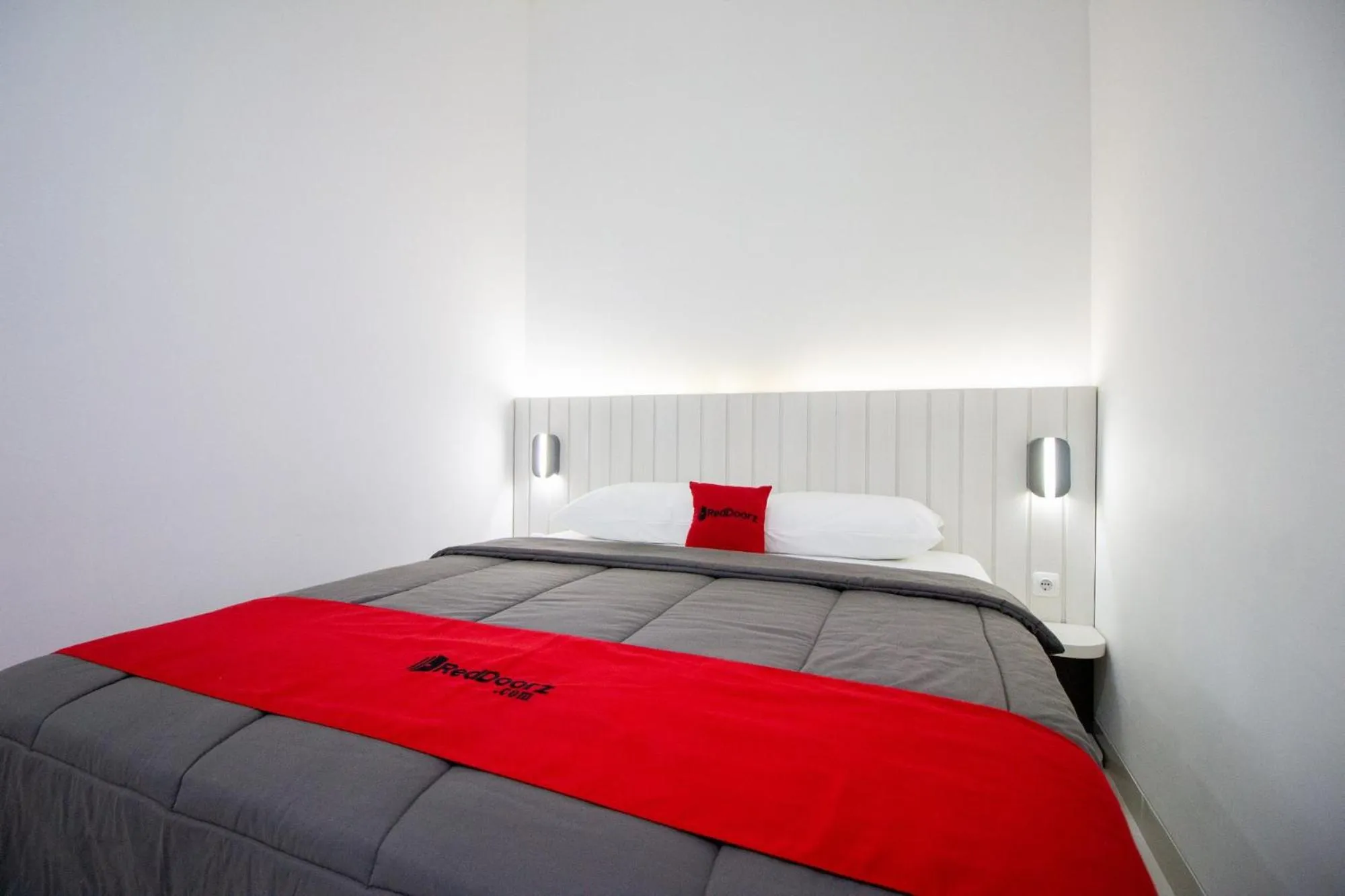 Bed in RedDoorz Plus near JCM Yogyakarta 2