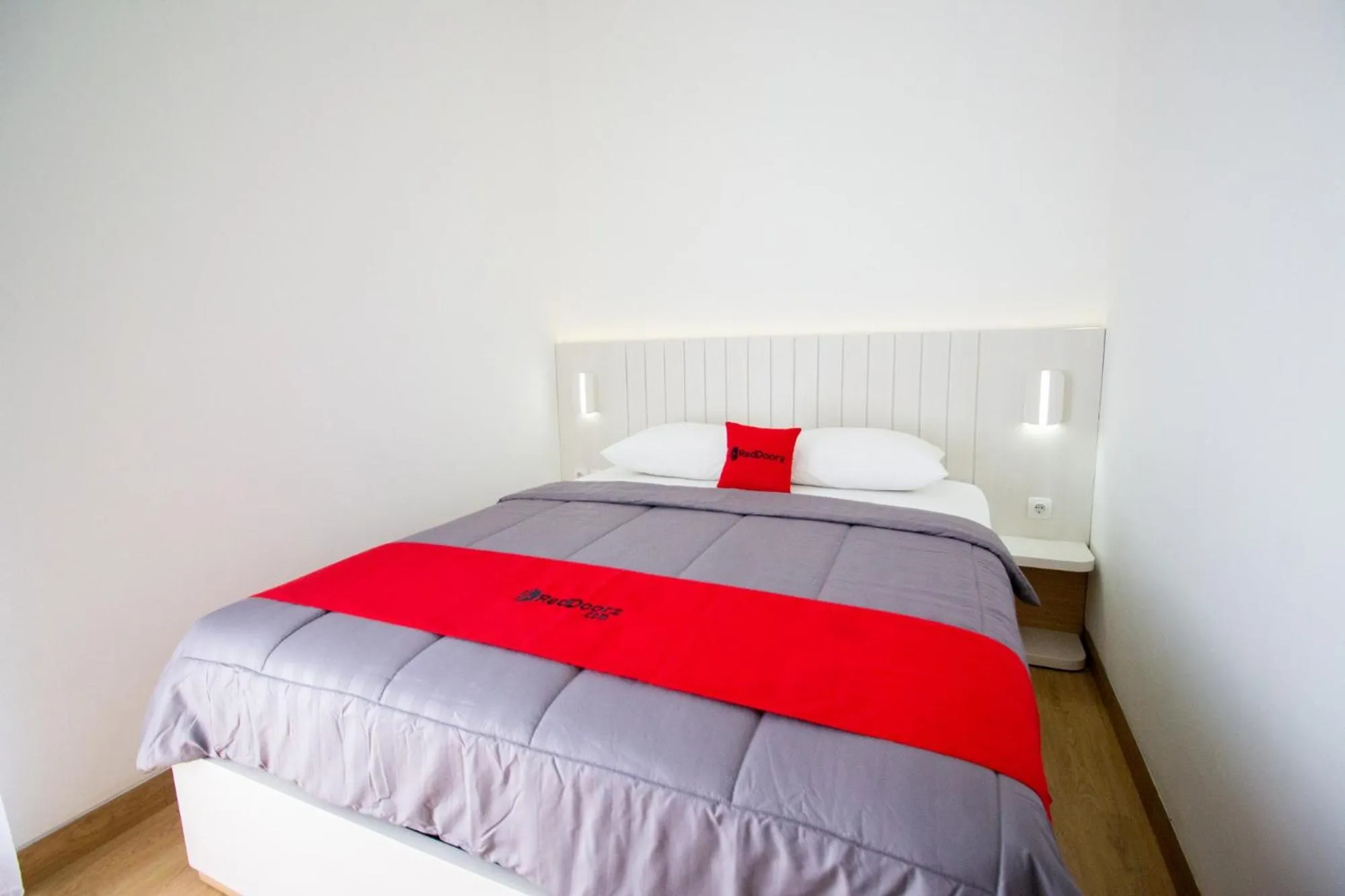 Bed in RedDoorz Plus near JCM Yogyakarta 2