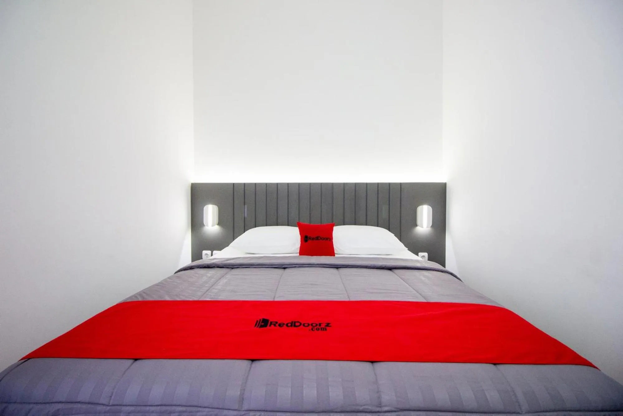 Bed in RedDoorz Plus near JCM Yogyakarta 2