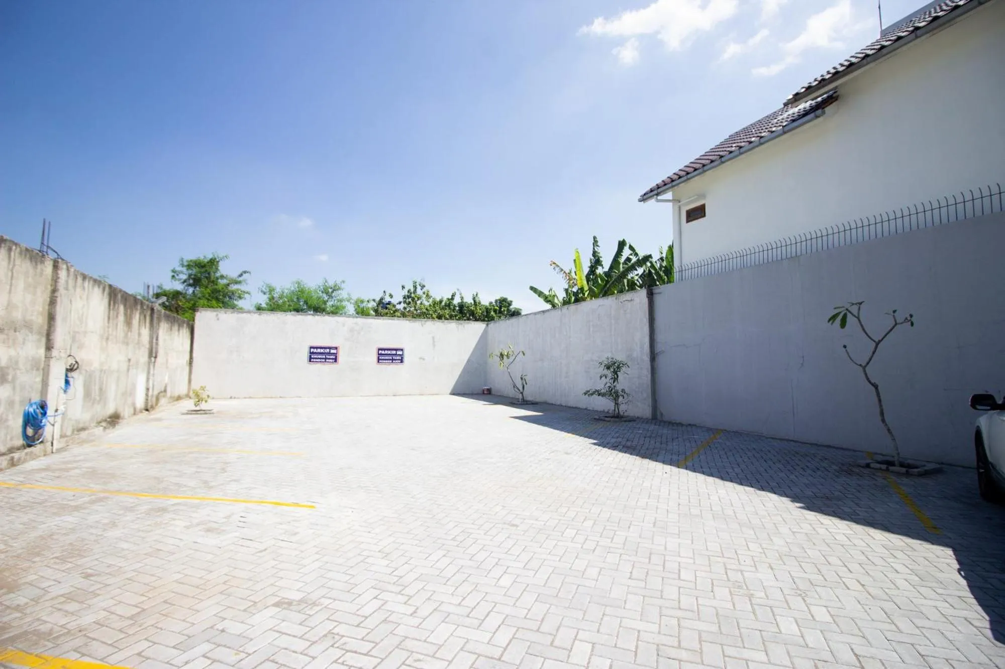 Parking in RedDoorz Plus near JCM Yogyakarta 2