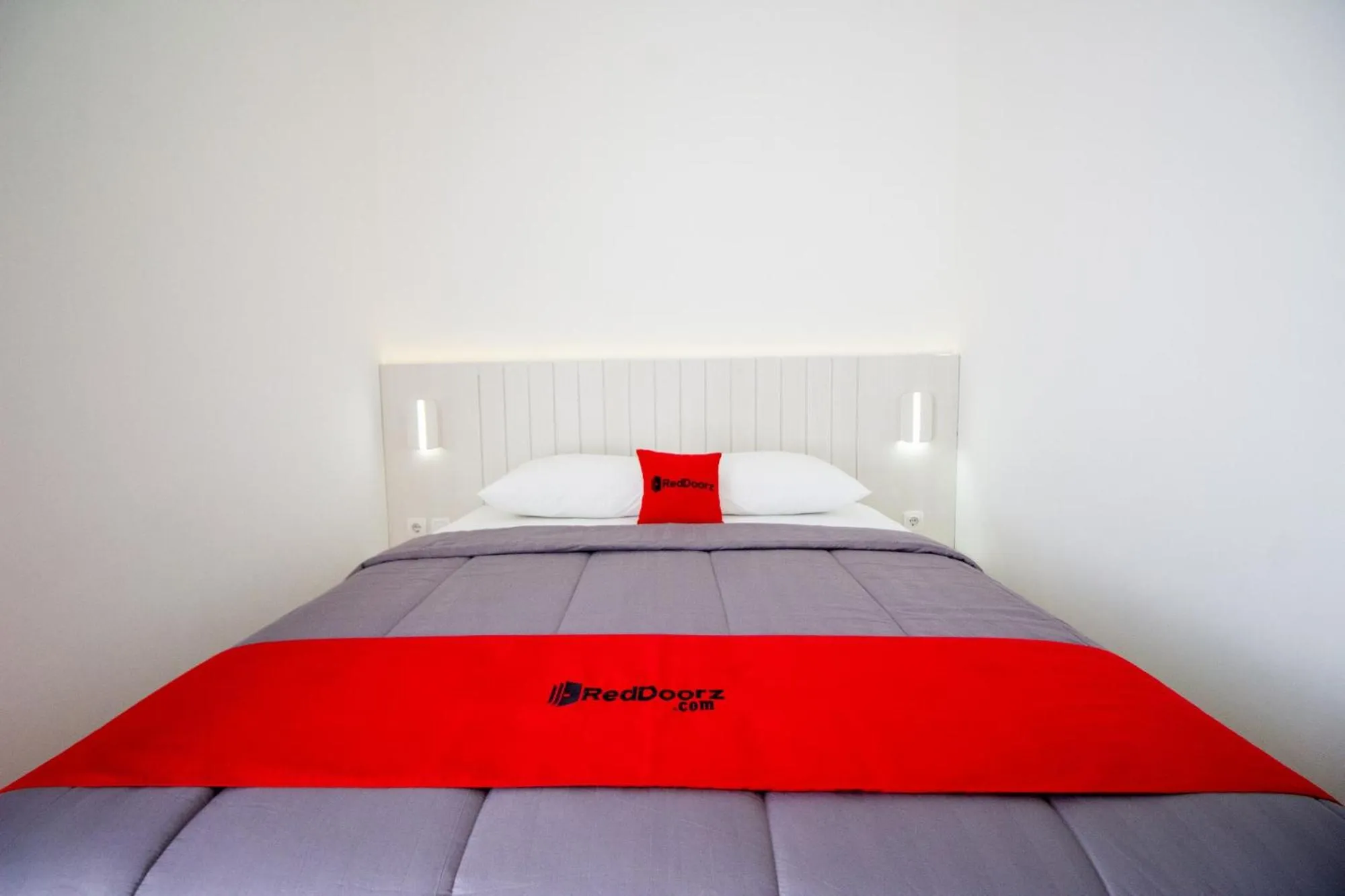 Bed in RedDoorz Plus near JCM Yogyakarta 2