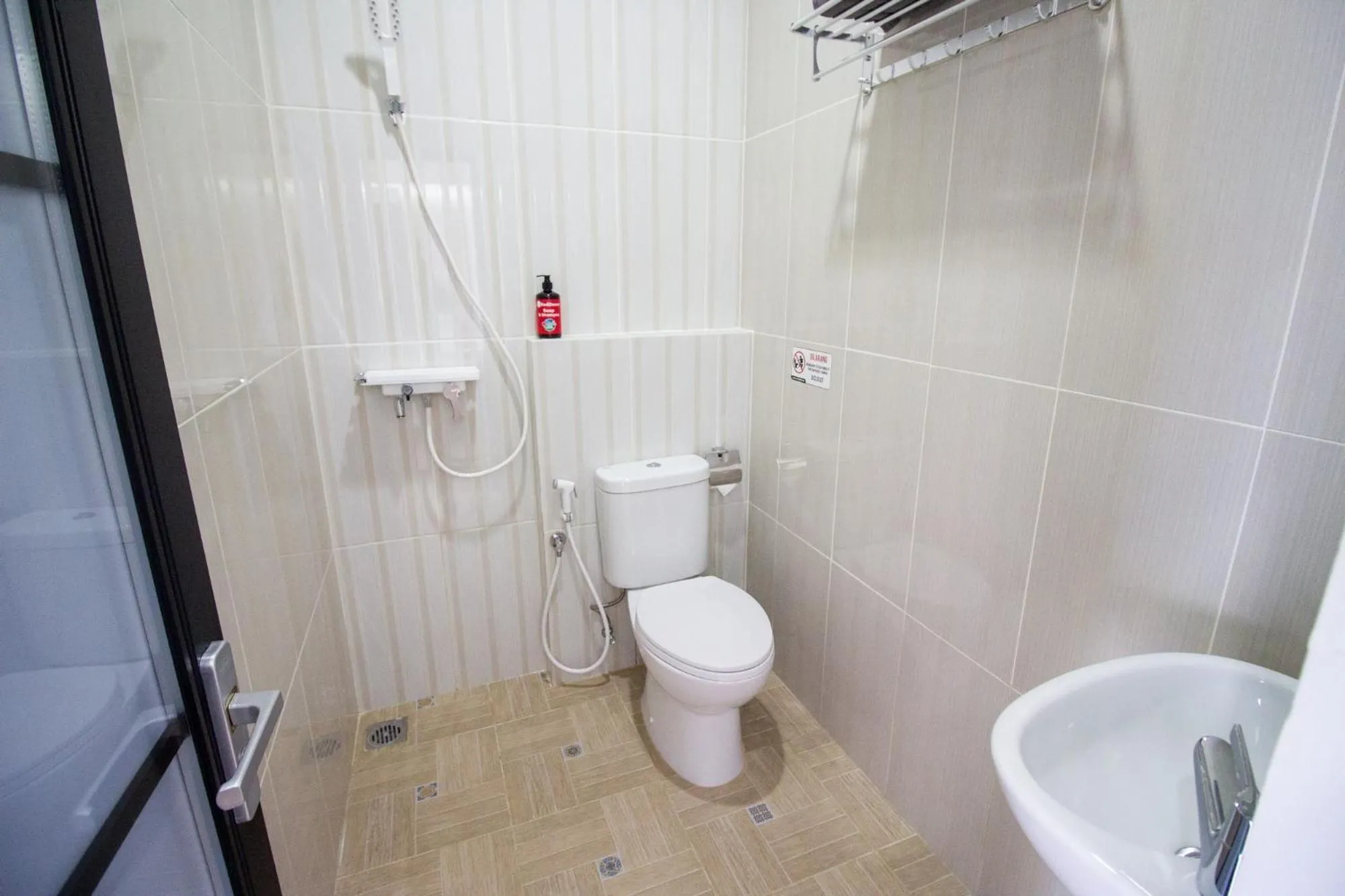 Shower in RedDoorz Plus near JCM Yogyakarta 2
