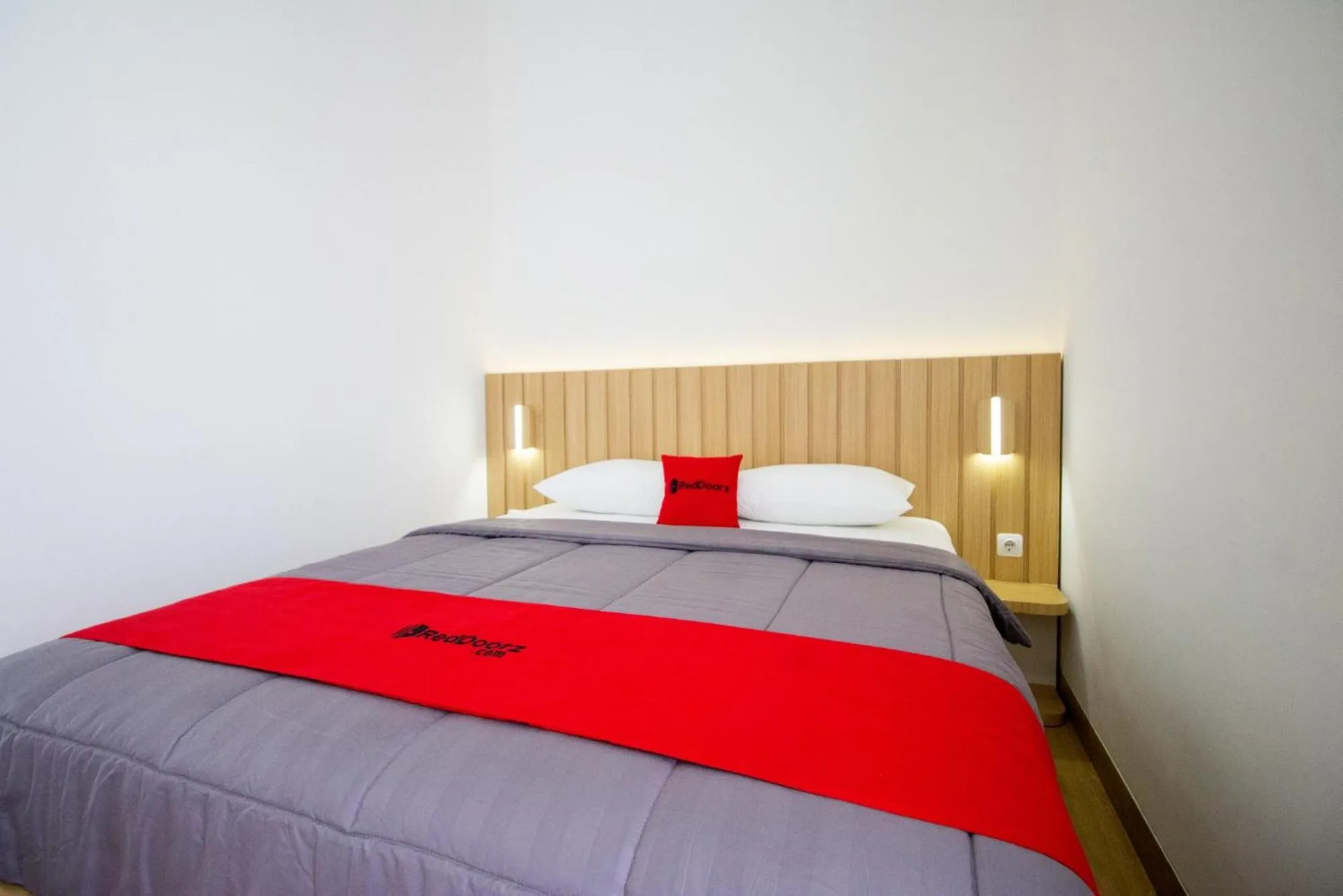 Bed in RedDoorz Plus near JCM Yogyakarta 2
