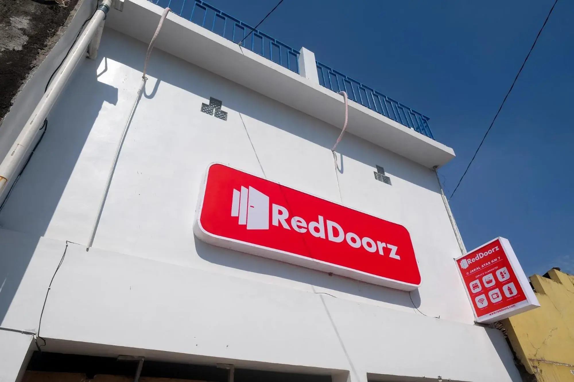 Property building in RedDoorz @ Jakal Atas KM 7 Property building in RedDoorz @ Jakal Atas KM 7