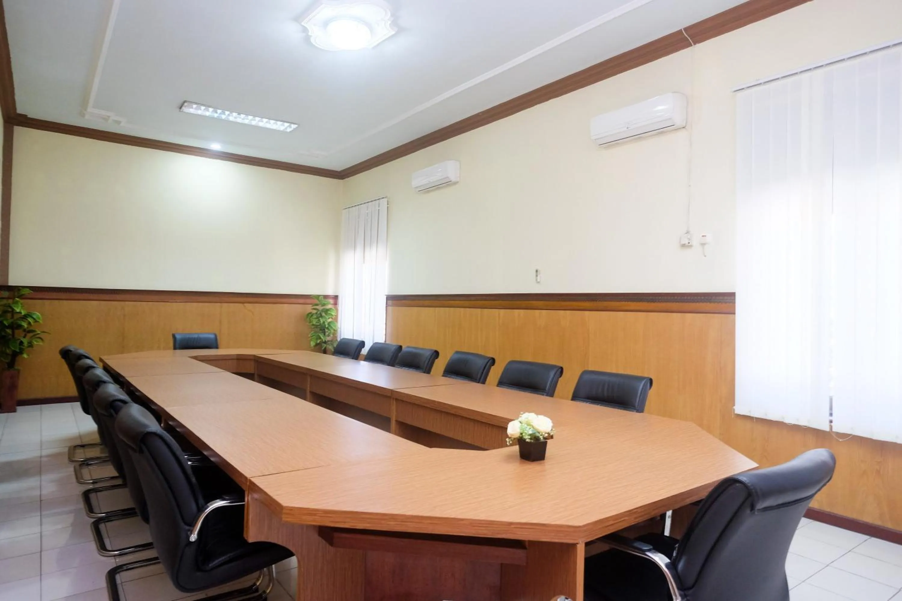 Meeting/conference room in Urbanview Hotel Dedy Jaya Brebes