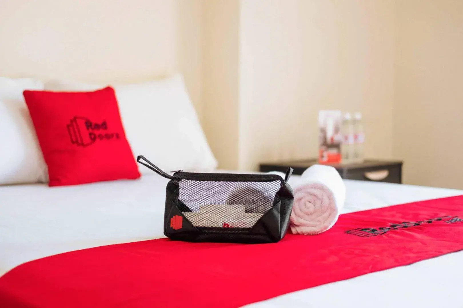 Bedroom, Bed in RedDoorz Syariah @ Jatiwangi Guest House 2 Cafe & Resto Bedroom, Bed in RedDoorz Syariah @ Jatiwangi Guest House 2 Cafe & Resto