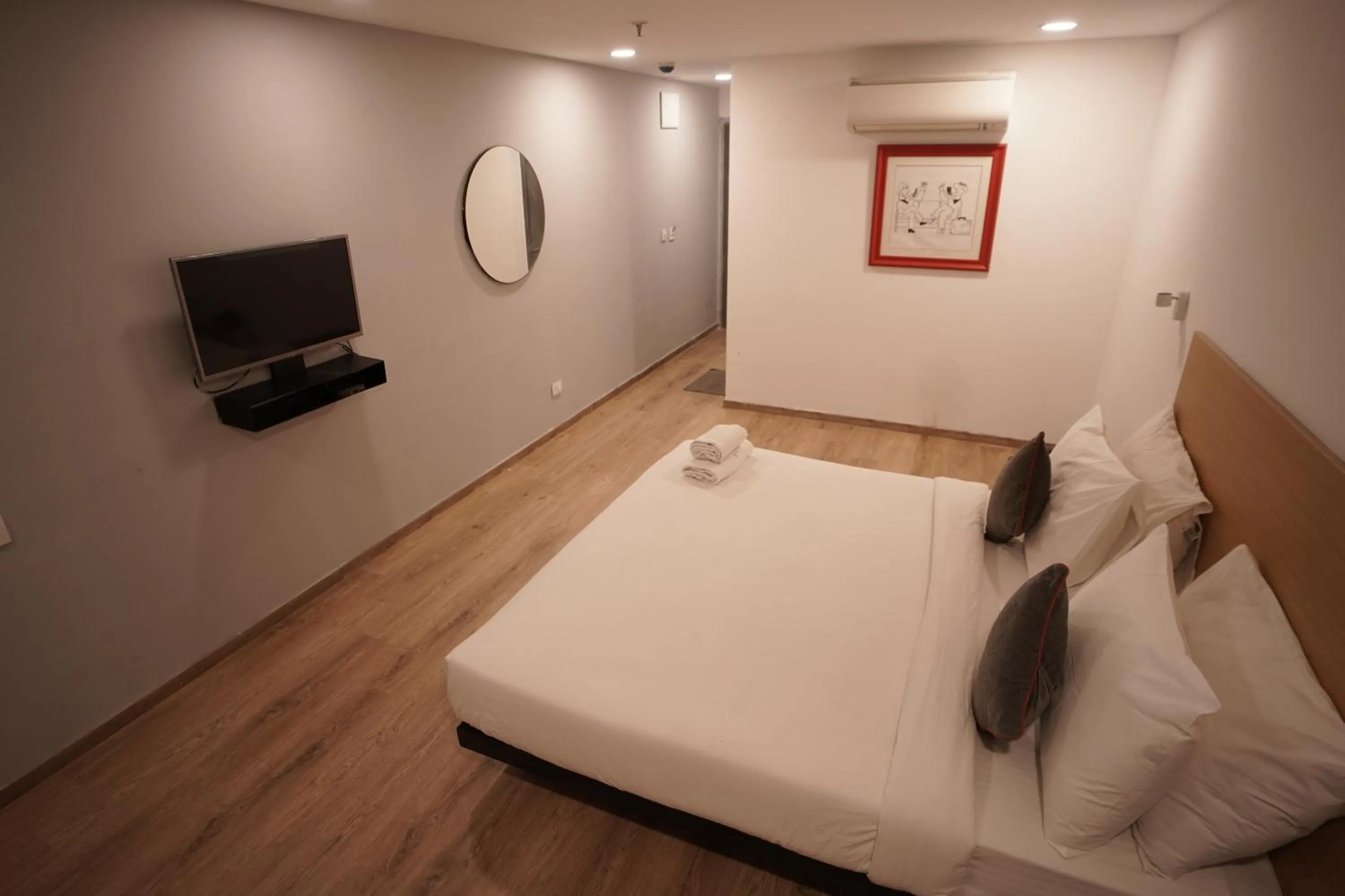 Communal lounge/ TV room, Bed in Hotel Sunflare