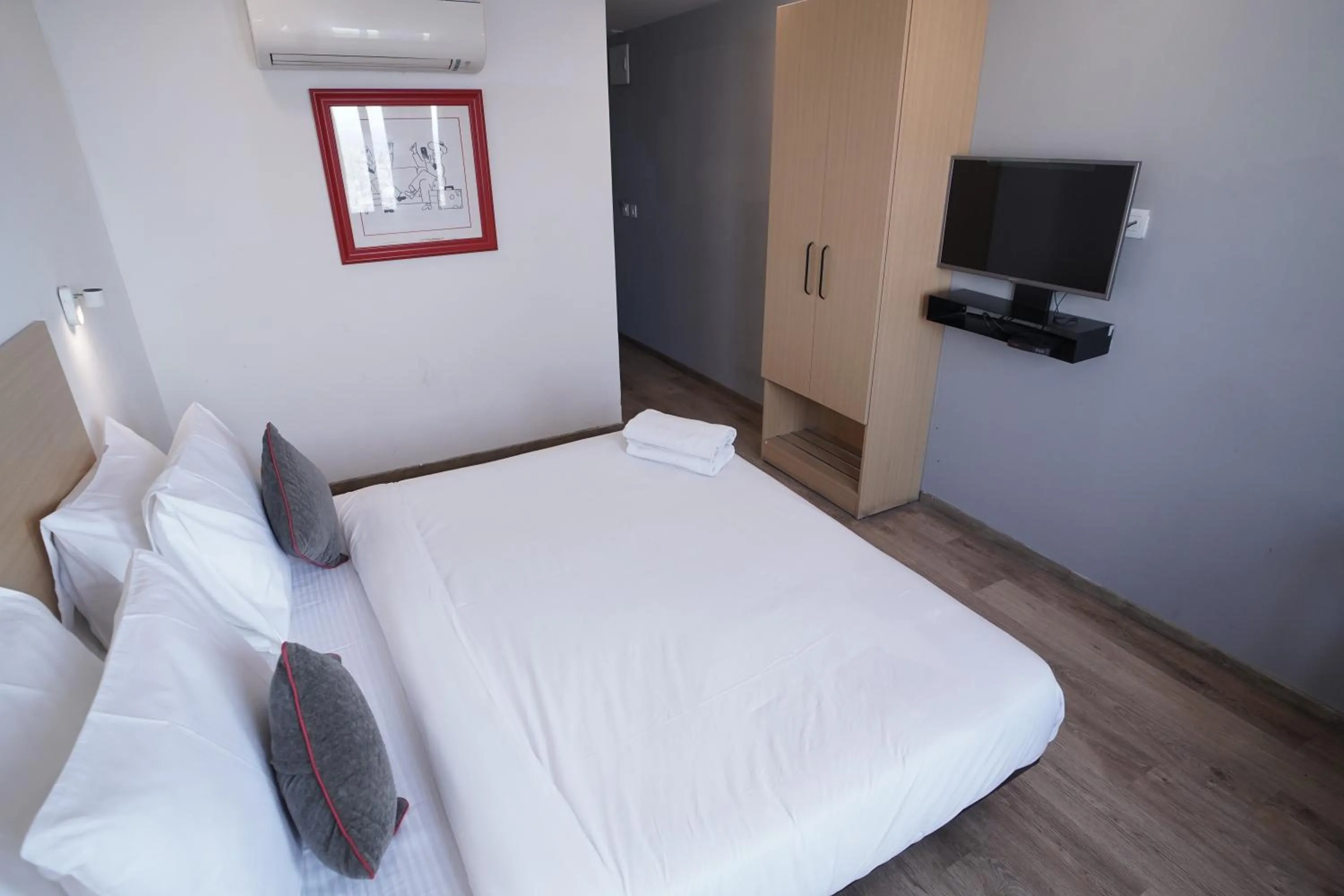 Communal lounge/ TV room, Bed in Hotel Sunflare