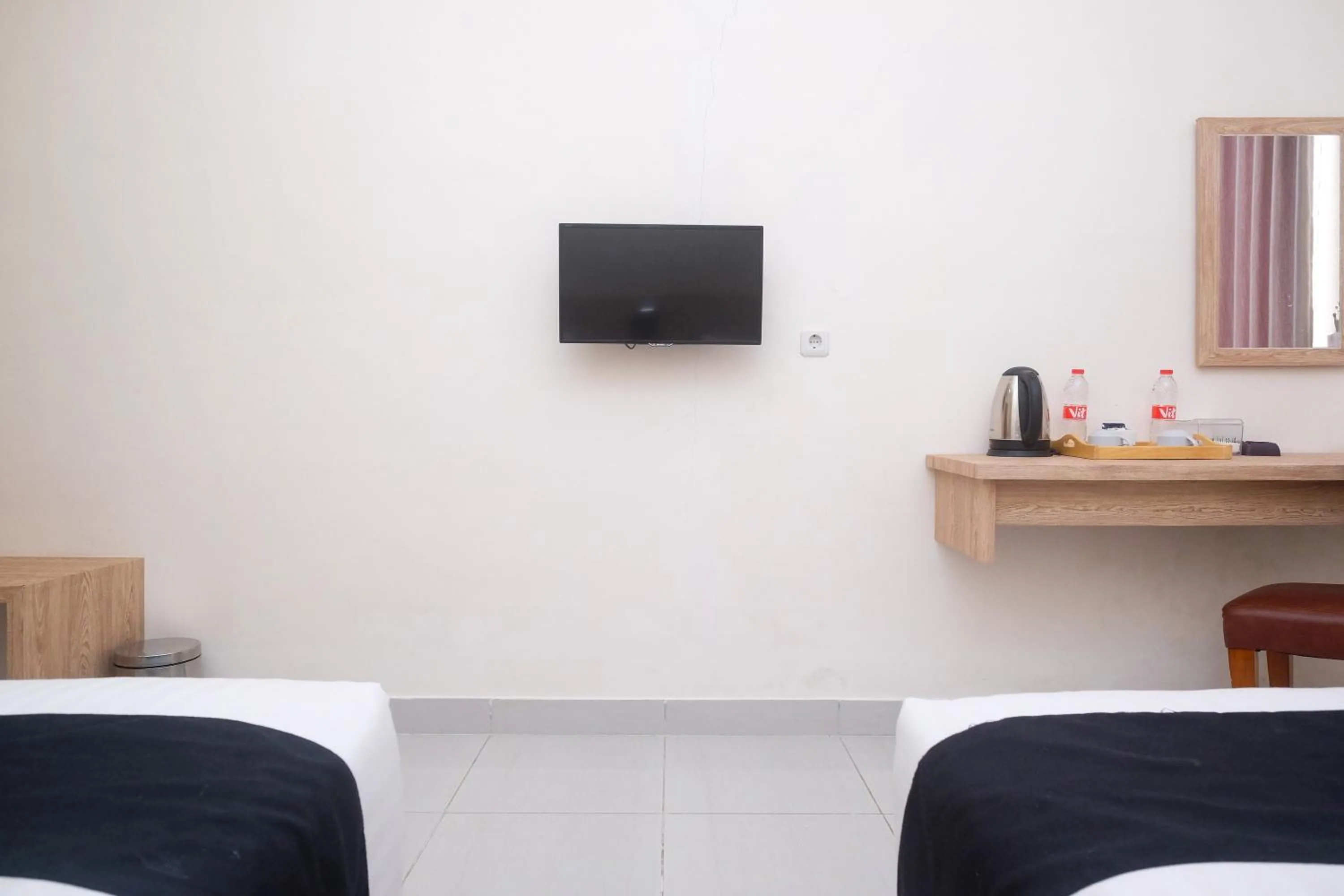 TV and multimedia, Bed in Urbanview Hotel DJ Inn Tegal