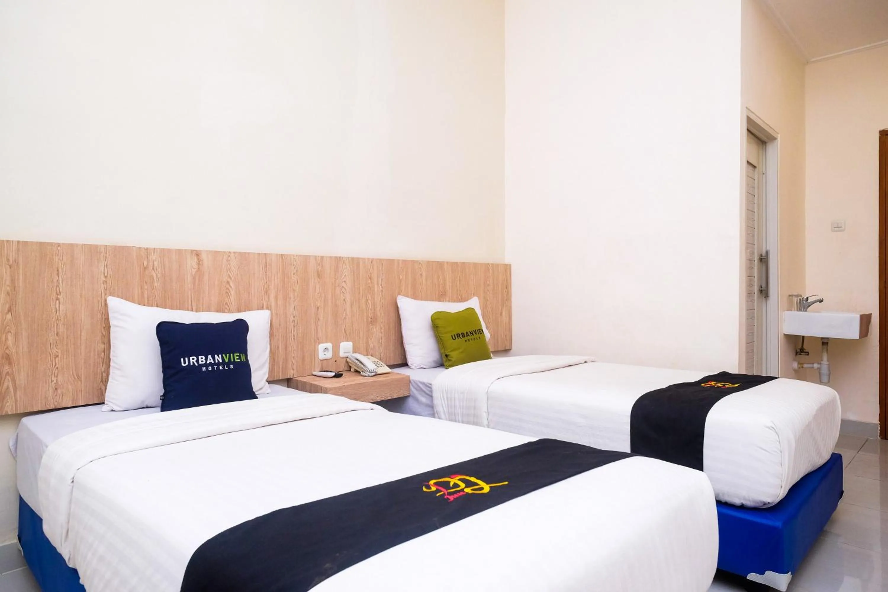 Bed in Urbanview Hotel DJ Inn Tegal