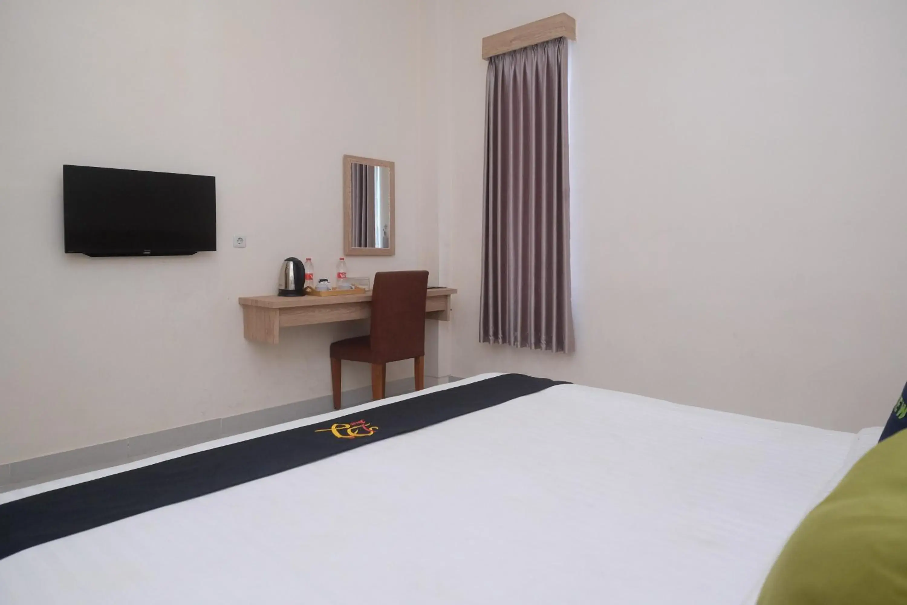 Bed in Urbanview Hotel DJ Inn Tegal Bed in Urbanview Hotel DJ Inn Tegal
