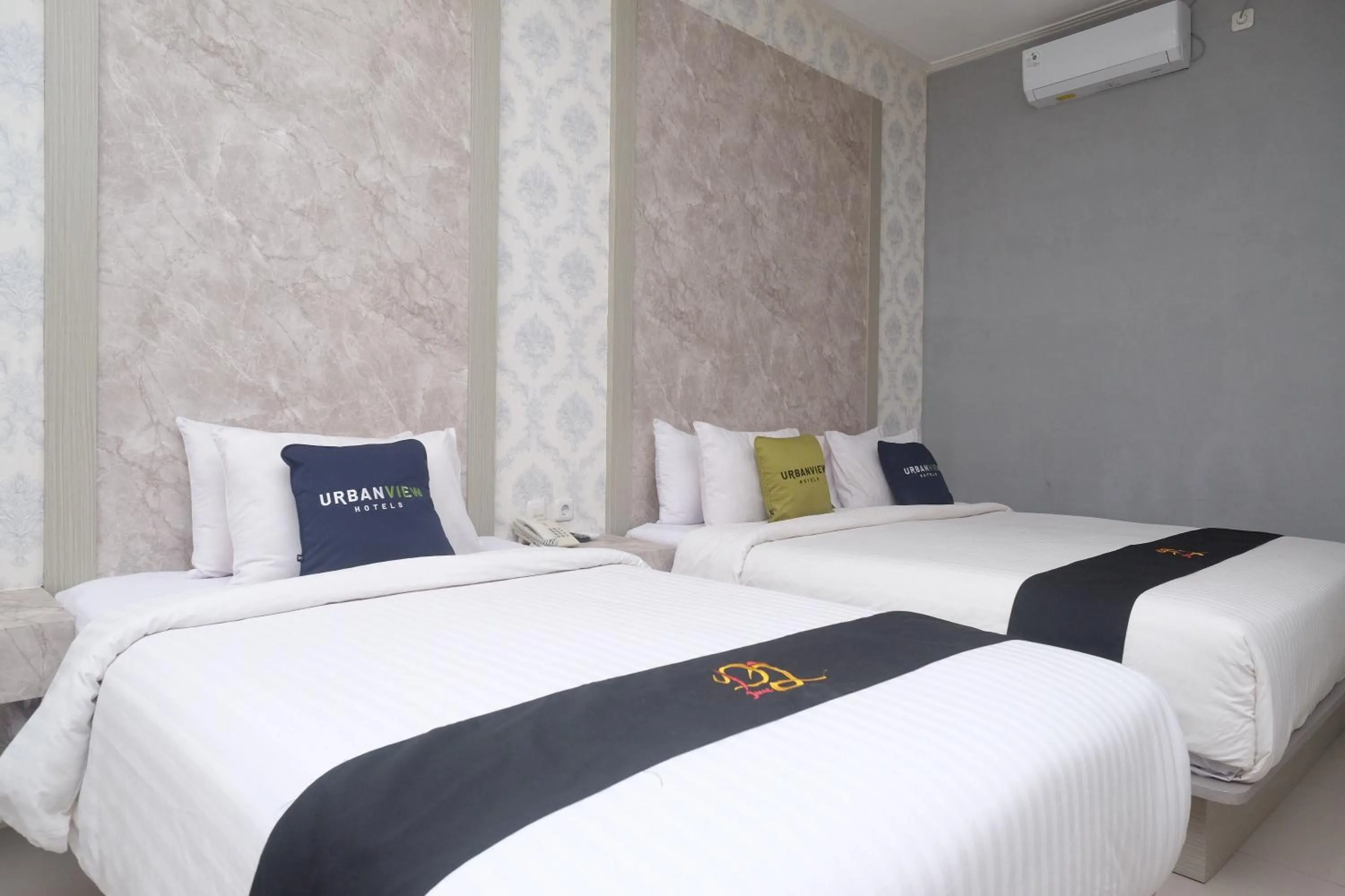 Bed in Urbanview Hotel DJ Inn Tegal