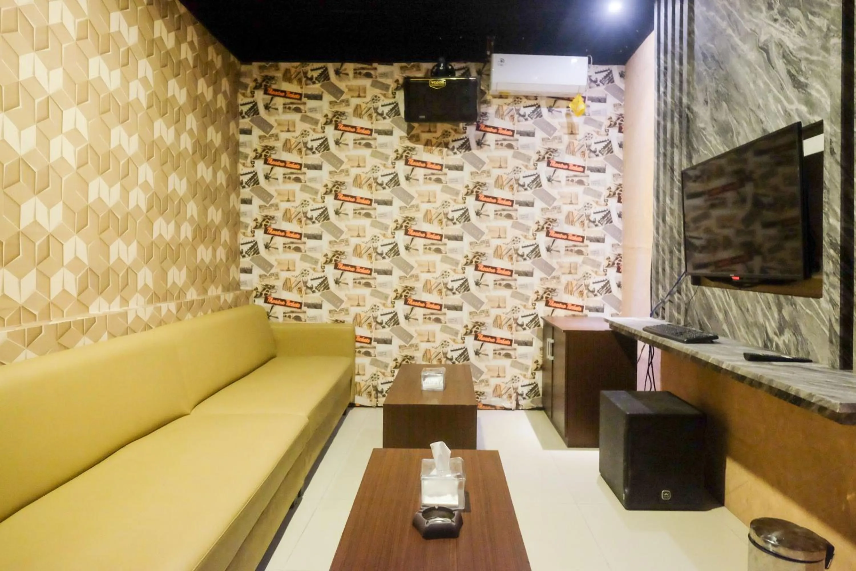 Karaoke in Urbanview Hotel DJ Inn Tegal