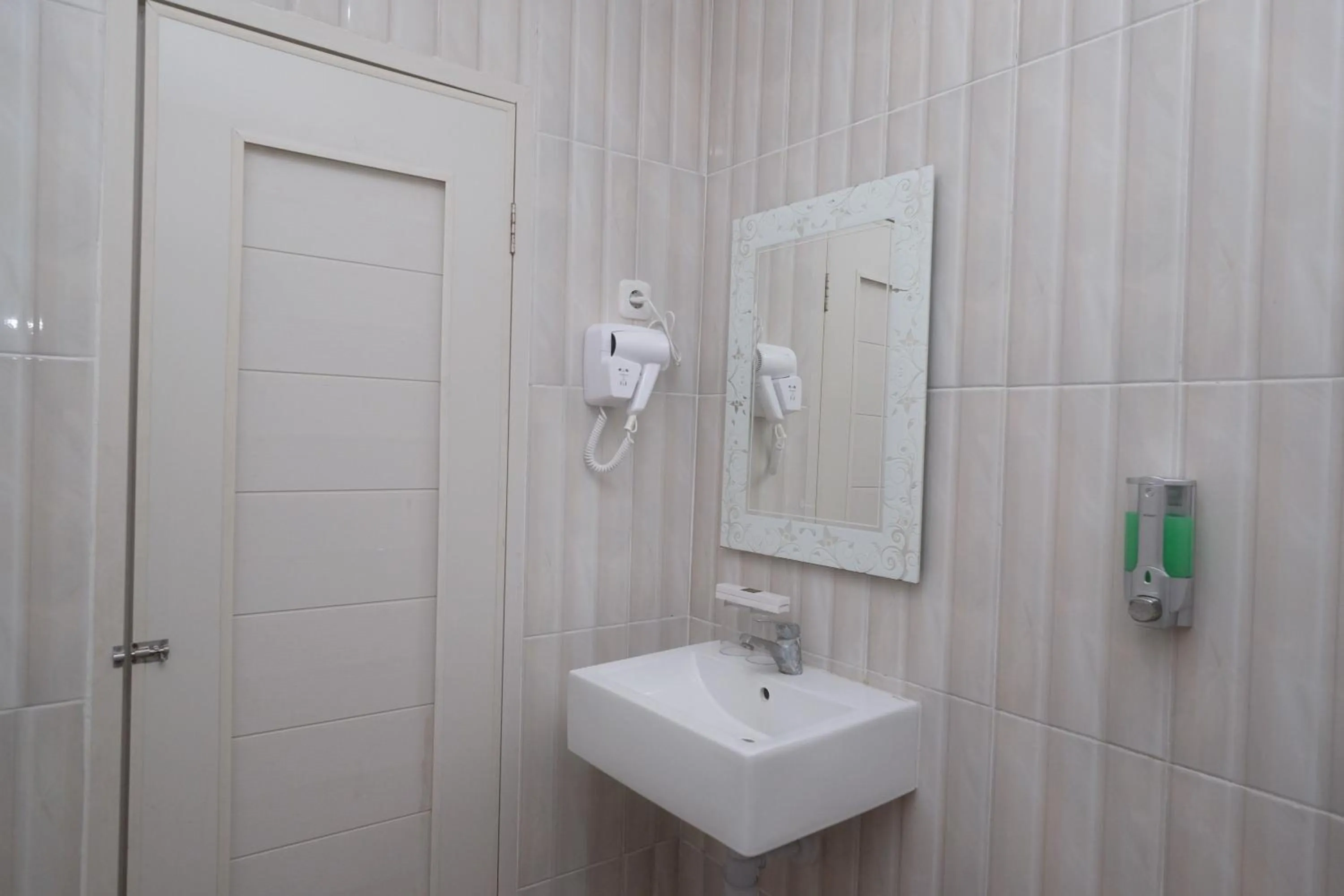 Bathroom in Urbanview Hotel DJ Inn Tegal