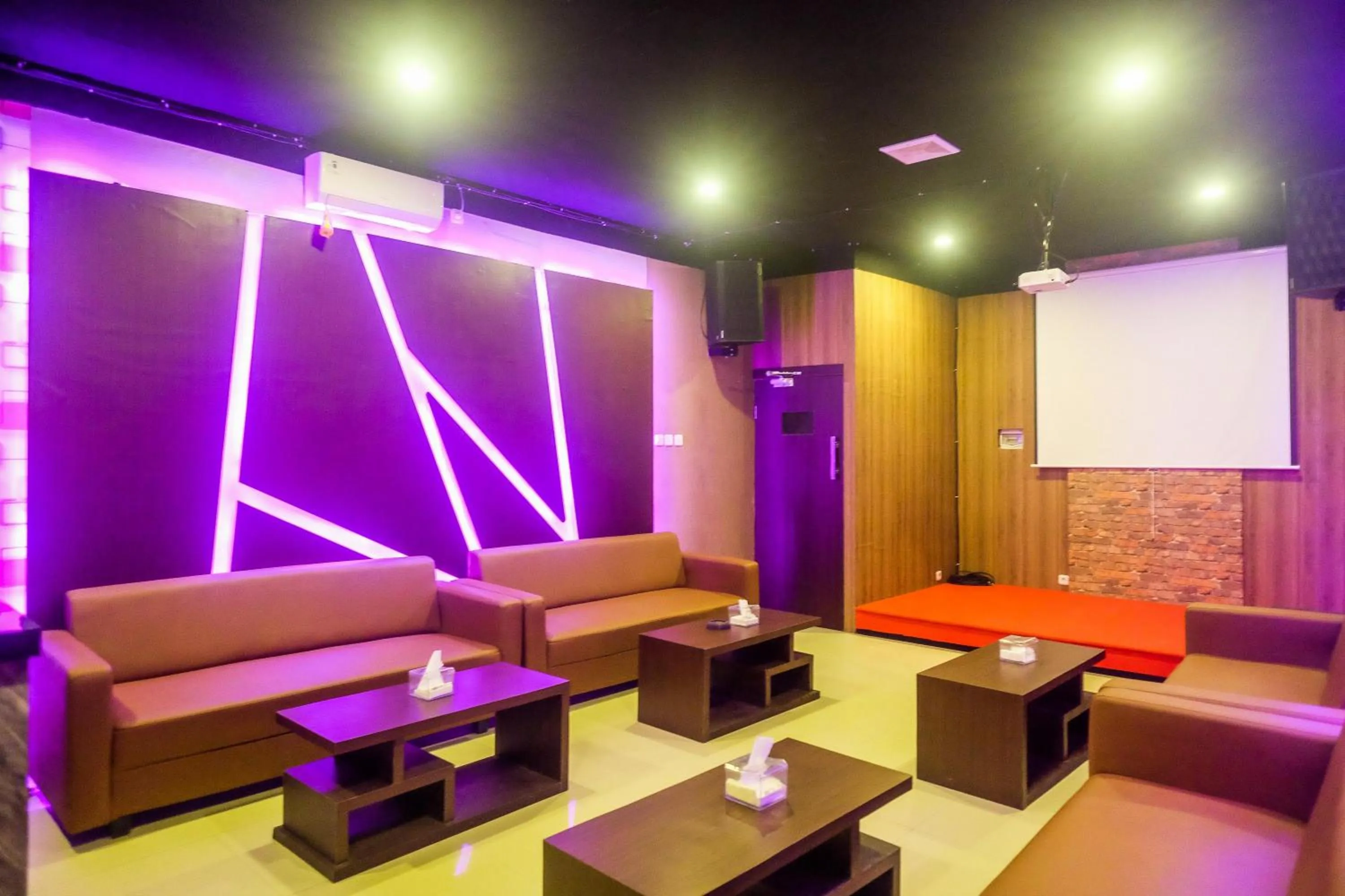 Karaoke in Urbanview Hotel DJ Inn Tegal