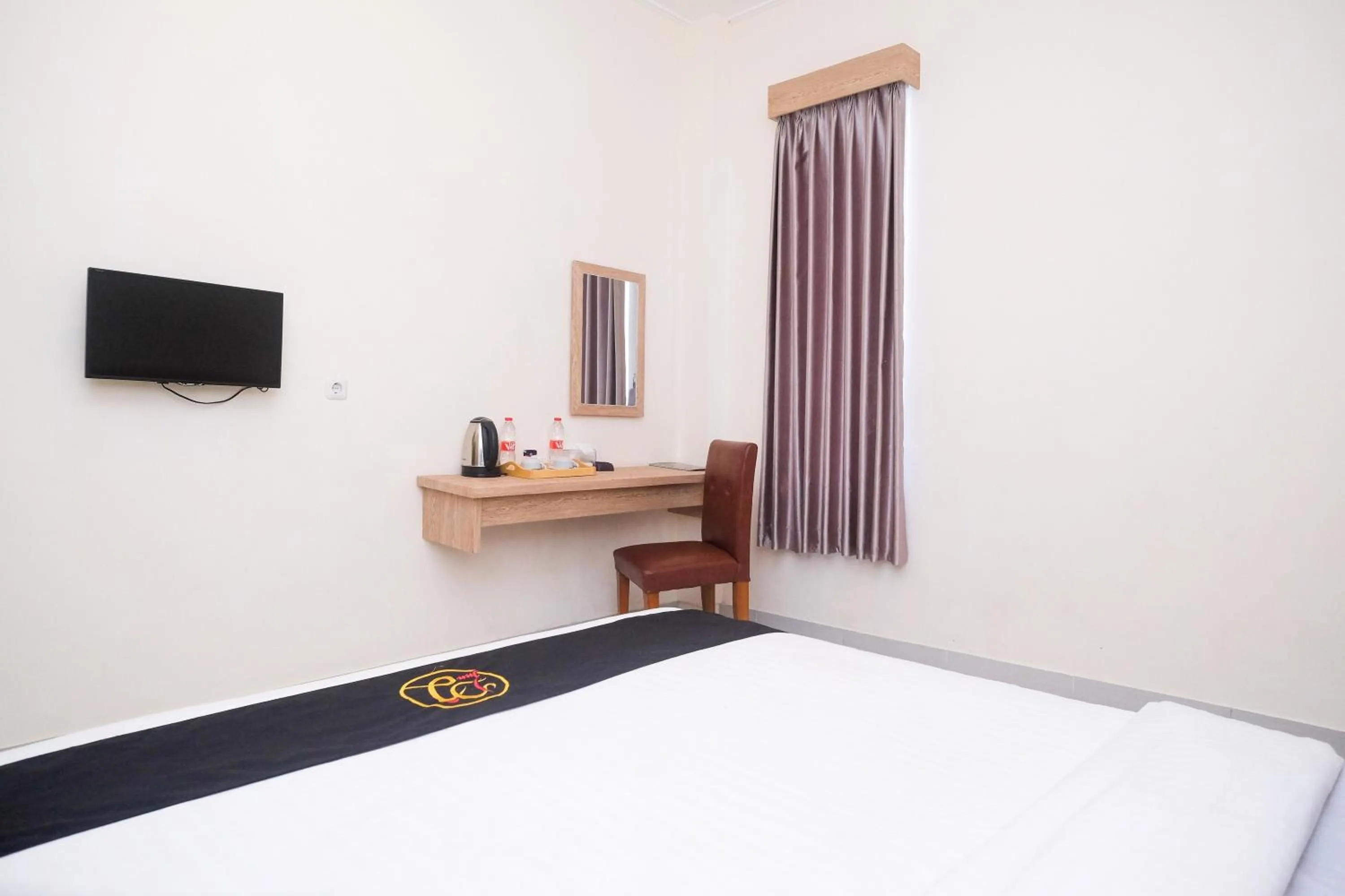 Bed in Urbanview Hotel DJ Inn Tegal