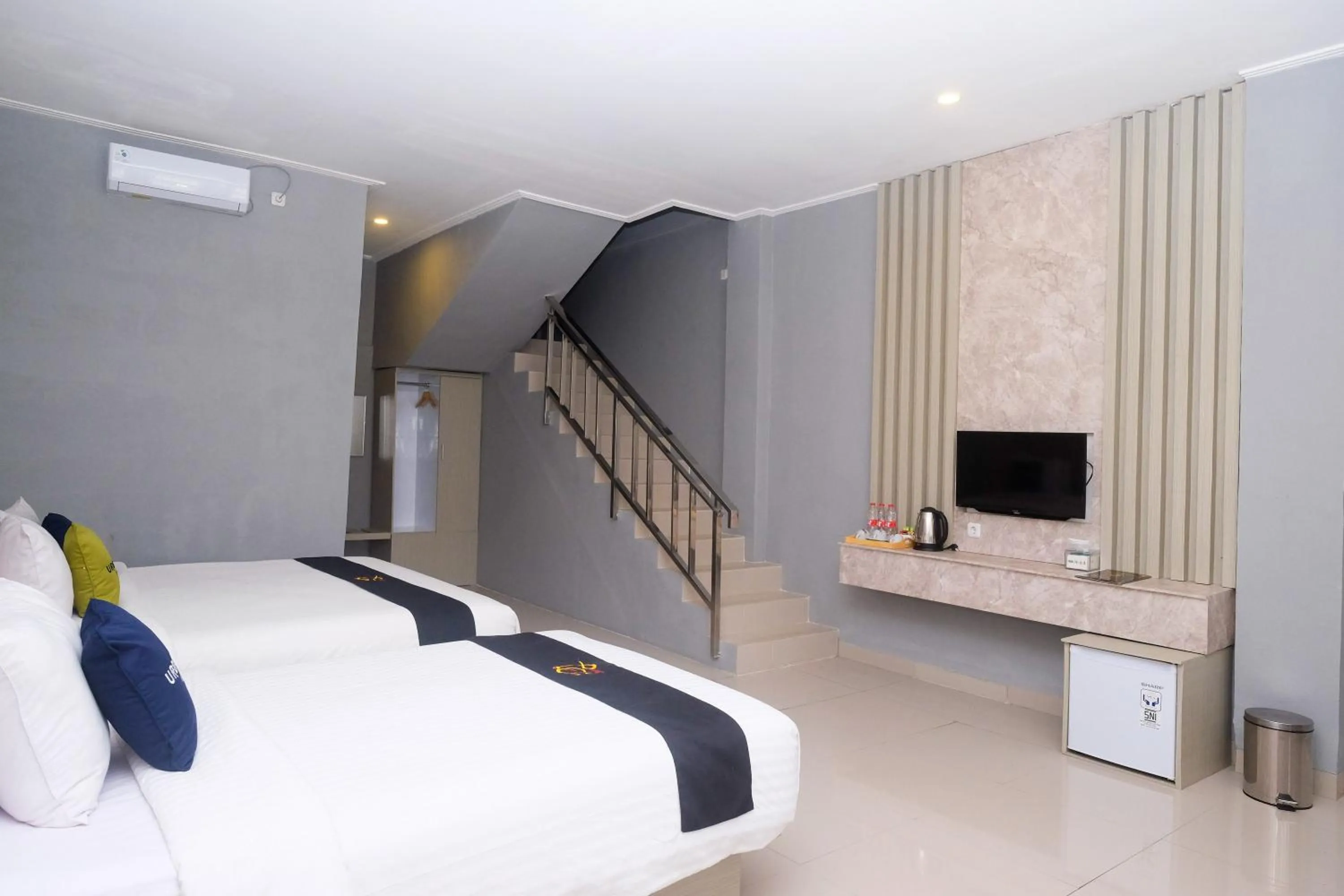 Bed in Urbanview Hotel DJ Inn Tegal