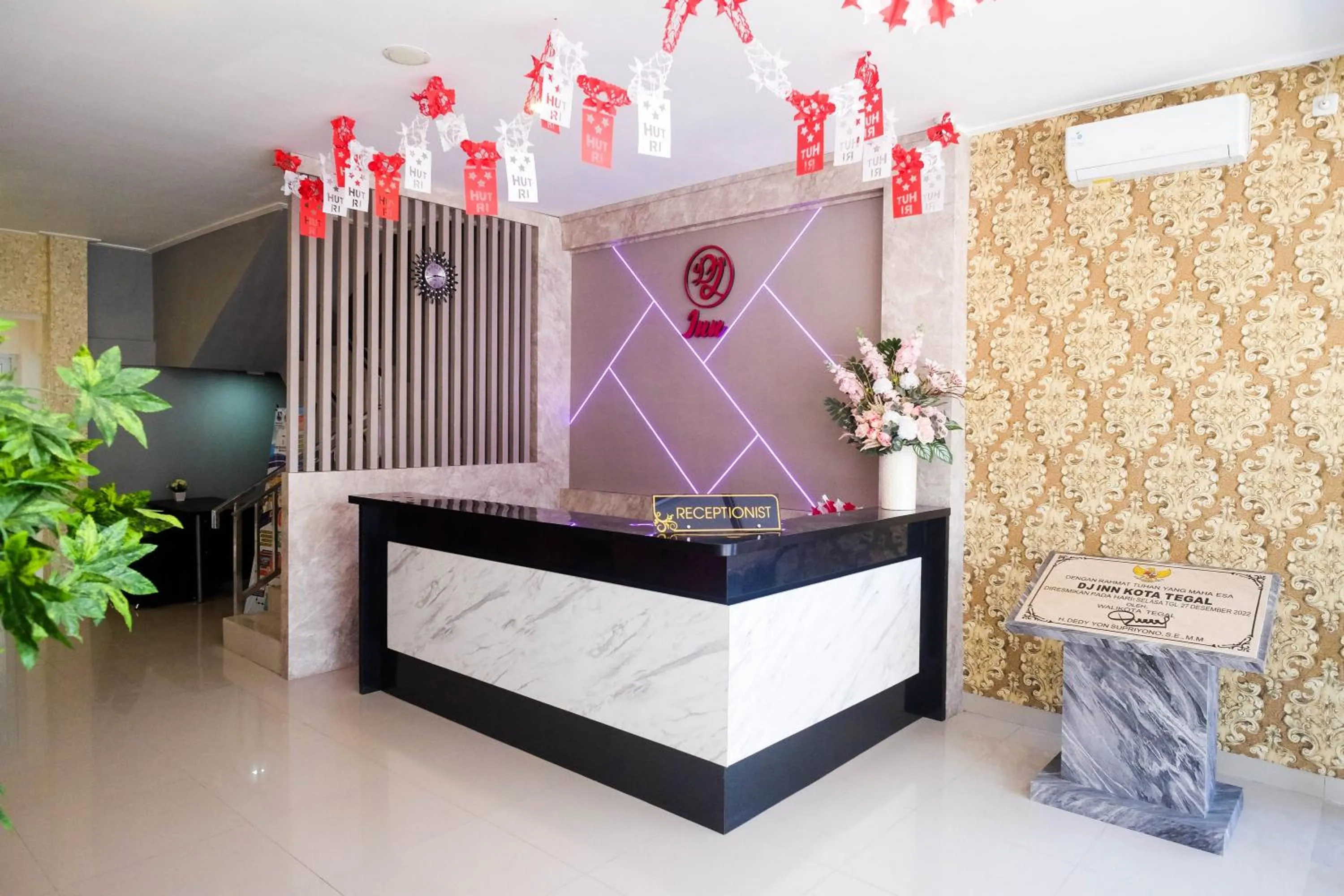 Lobby or reception in Urbanview Hotel DJ Inn Tegal